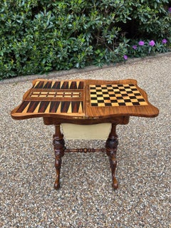 Tavolo da gioco vittoriano in radica di noce del XIX secolo