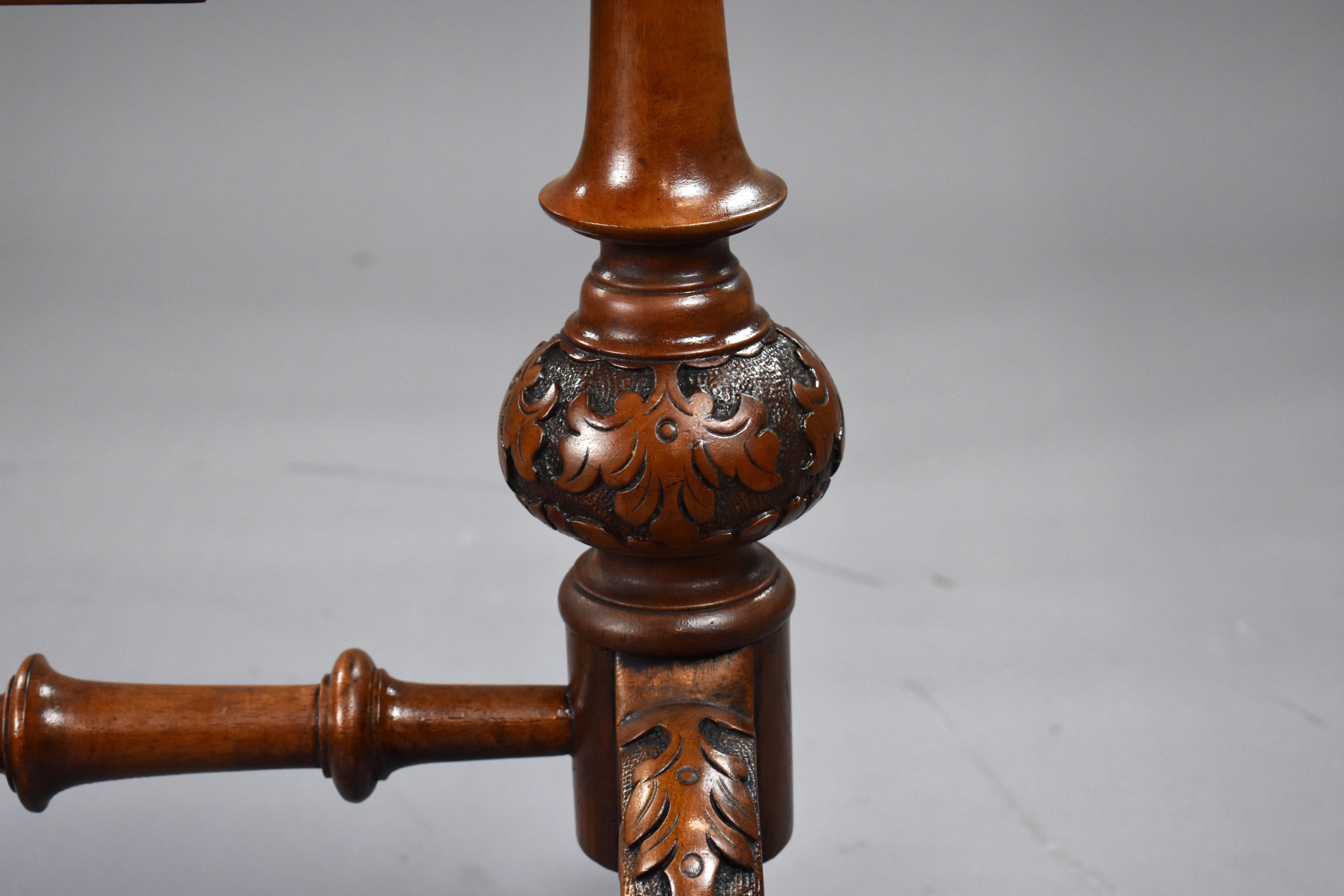 Mesa de bordar victoriana de nogal del siglo XIX en venta 9