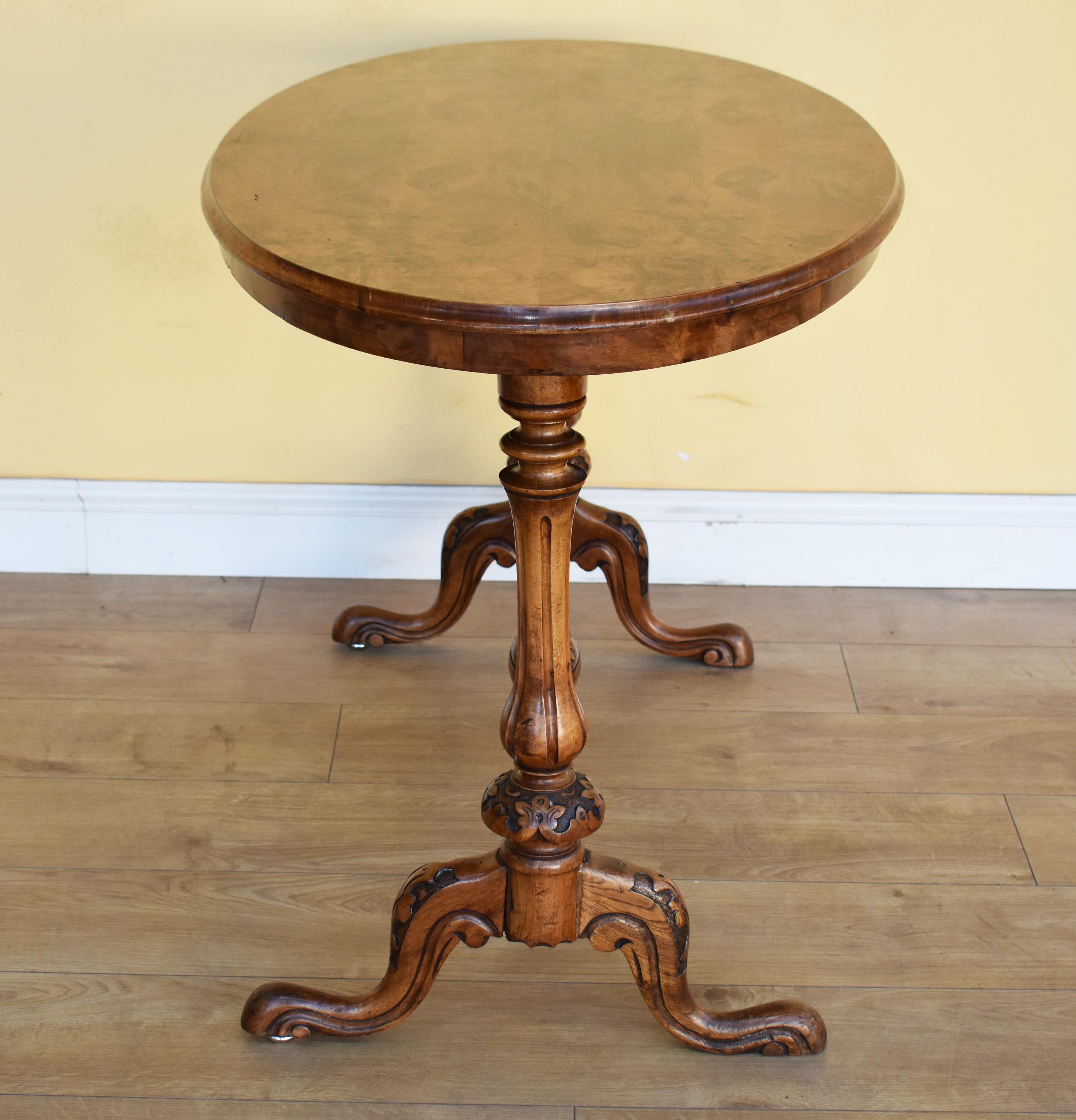 English 19th Century Victorian Burr Walnut Oval Occasional Table For Sale