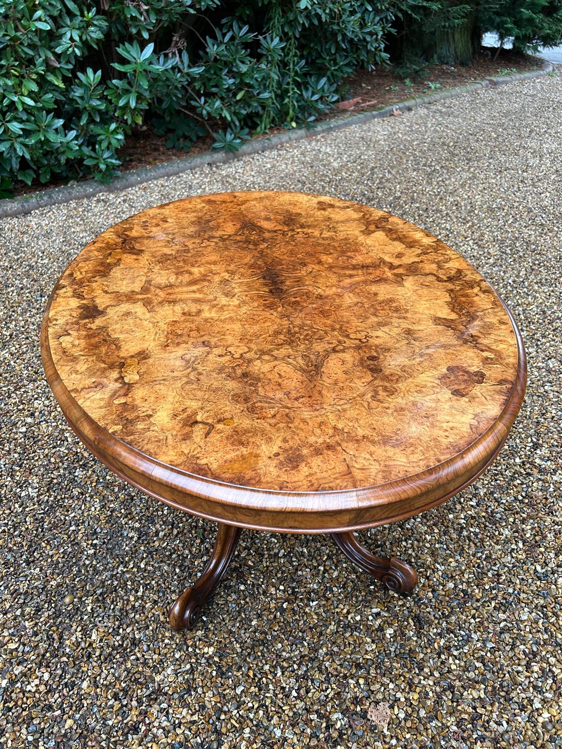 English 19th Century Victorian Burr Walnut Oval Tilt-Top Breakfast Table For Sale
