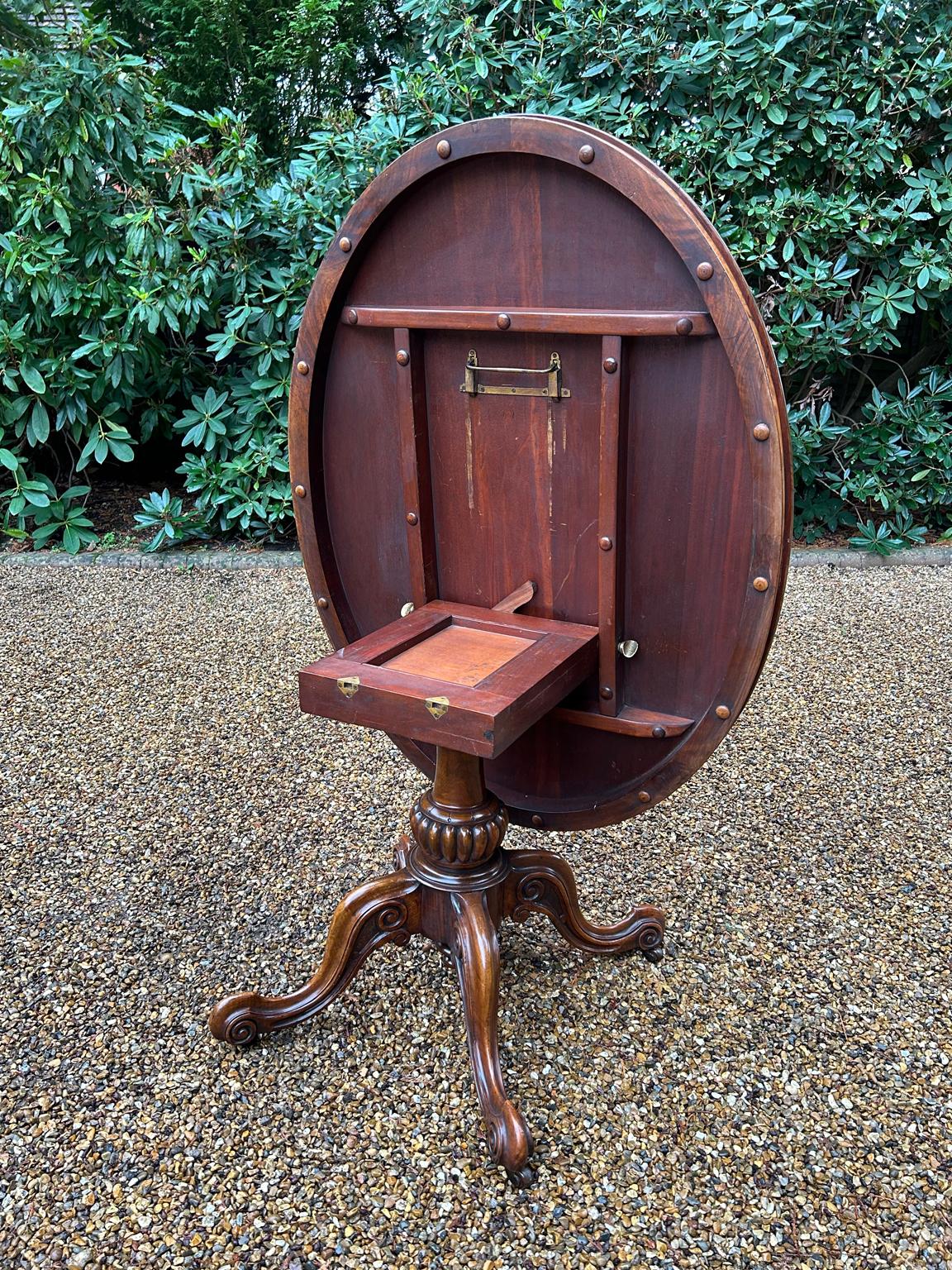 19th Century Victorian Burr Walnut Oval Tilt-Top Breakfast Table In Good Condition In Richmond, Surrey