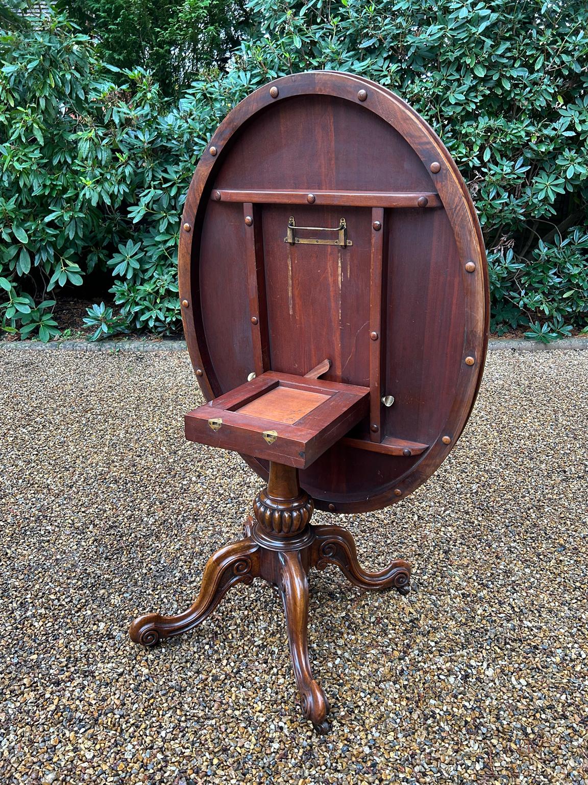 19th Century Victorian Burr Walnut Oval Tilt-Top Breakfast Table In Good Condition For Sale In Richmond, Surrey