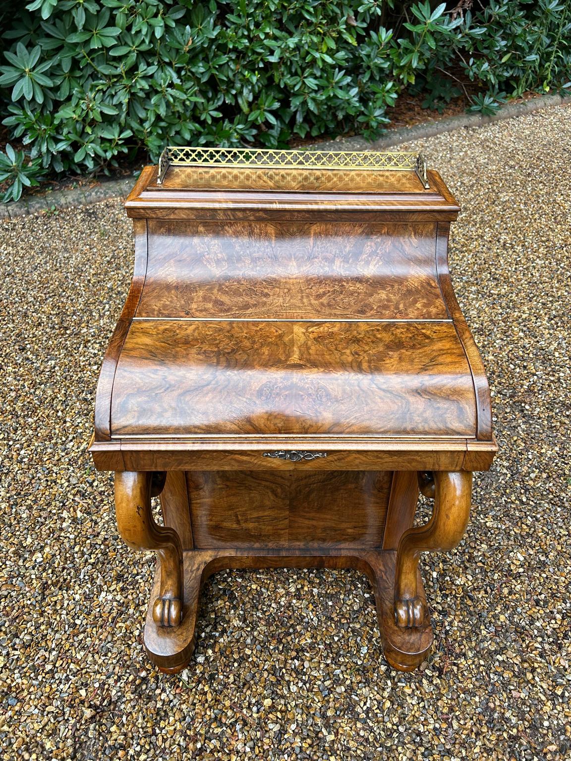 A High Quality 19th Century figured Victorian Burr Walnut Piano Davenport with a pop up top. The pull-out fitted interior, includes: red leather adjustable writing surface slope with and pen/ink wells and two small drawers.

The ‘pop up top’ is