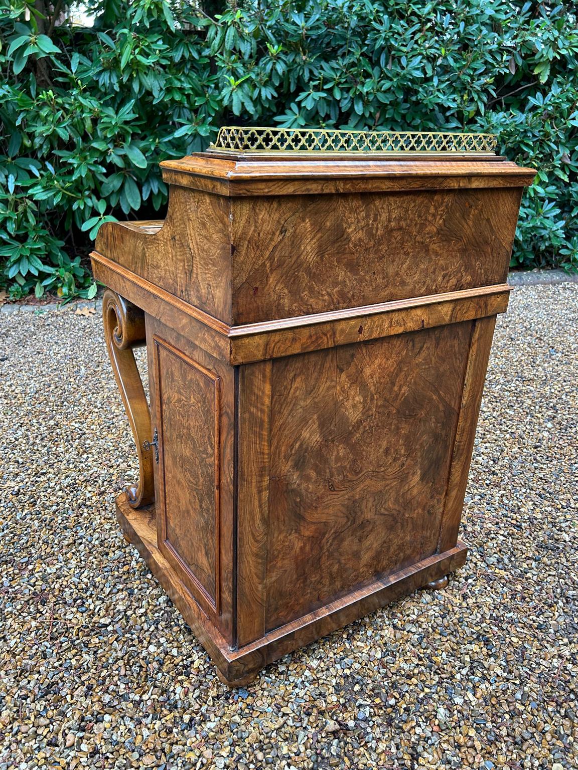 19th Century Victorian Burr Walnut Piano Davenport In Good Condition In Richmond, Surrey