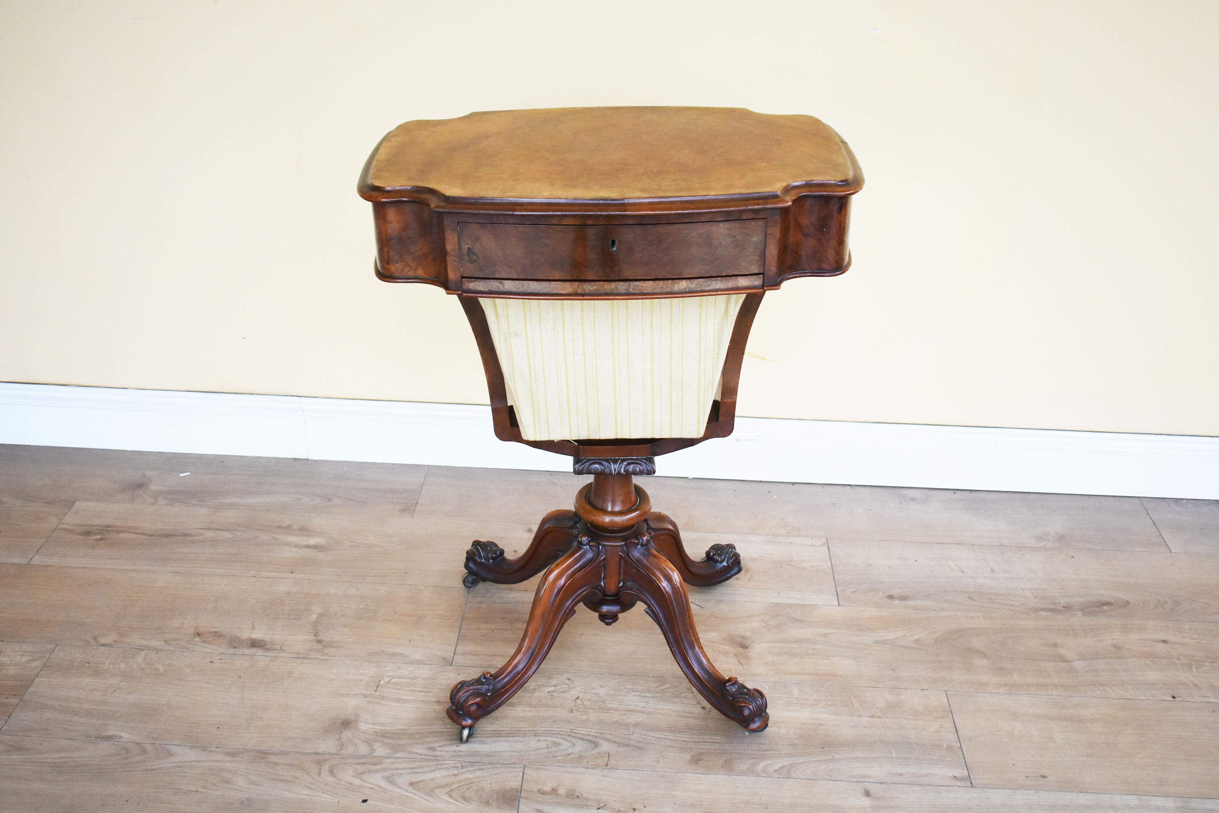 For sale is a good quality 19th century Victorian burr walnut work table, having a single drawer in the top above a pullout / pull-out basket. Standing on four elegantly shaped legs, this piece is in good condition, having minor wear commensurate