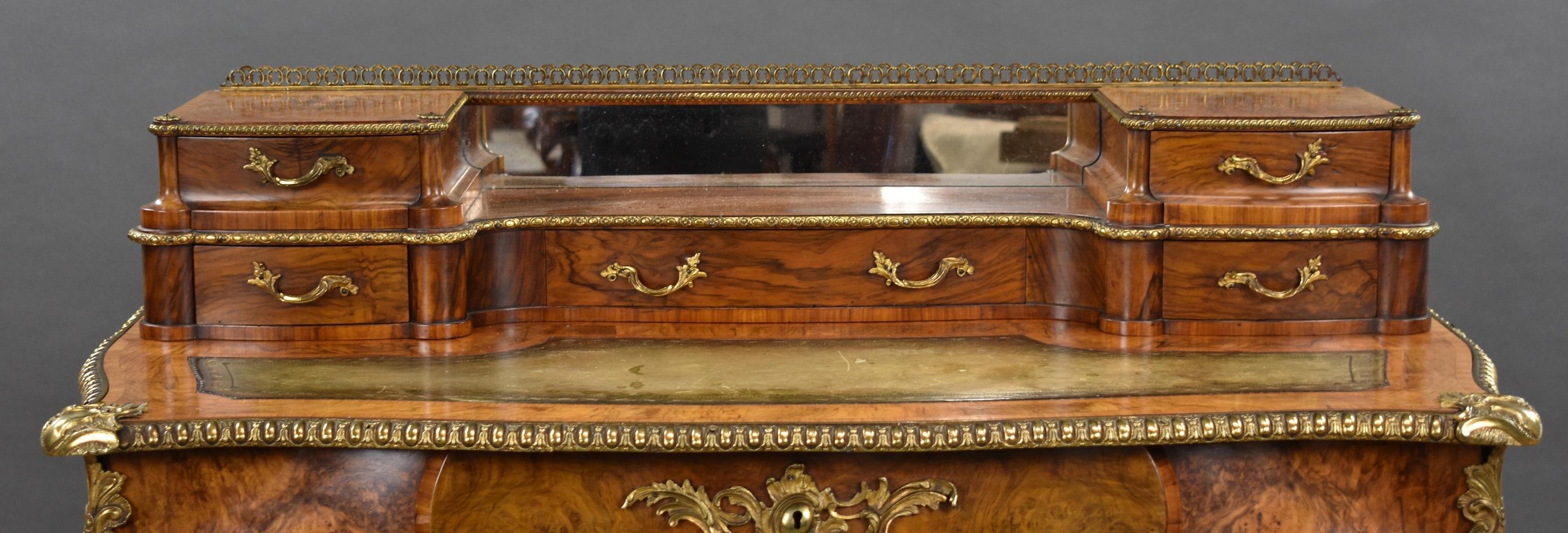 Table à écrire victorienne du XIXe siècle en ronce de noyer en vente 3