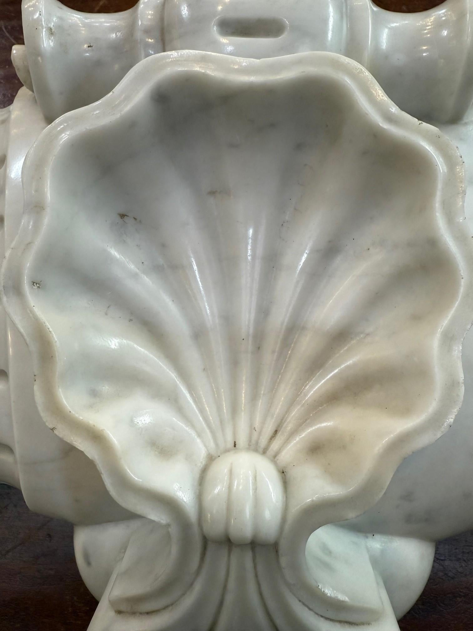 19th Century Victorian Carrara Marble Mantel Keystone In Good Condition For Sale In Stamford, CT