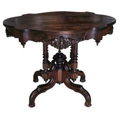 Table centrale victorienne en noyer sculpté et teinté du 19e siècle