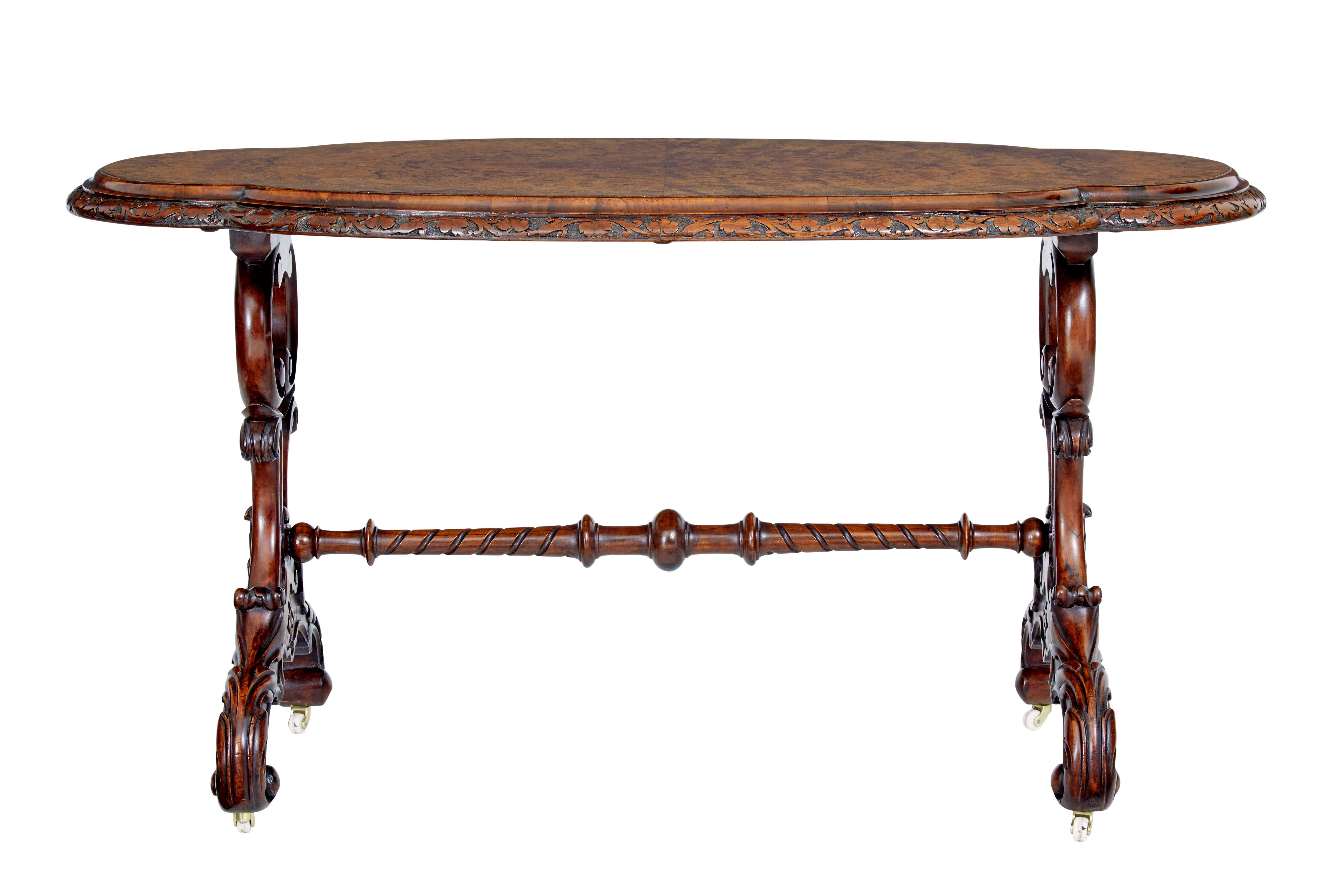 Viktorianischer geschnitzter ovaler Beistelltisch, um 1860.

Geformte Platte mit wunderschön geschnitztem Rand aus massivem Nussbaumholz, viertelfurnierte Oberfläche aus Wurzelholz. Auf einem durchbrochenen und geschnitzten Sockel stehend. Vereint