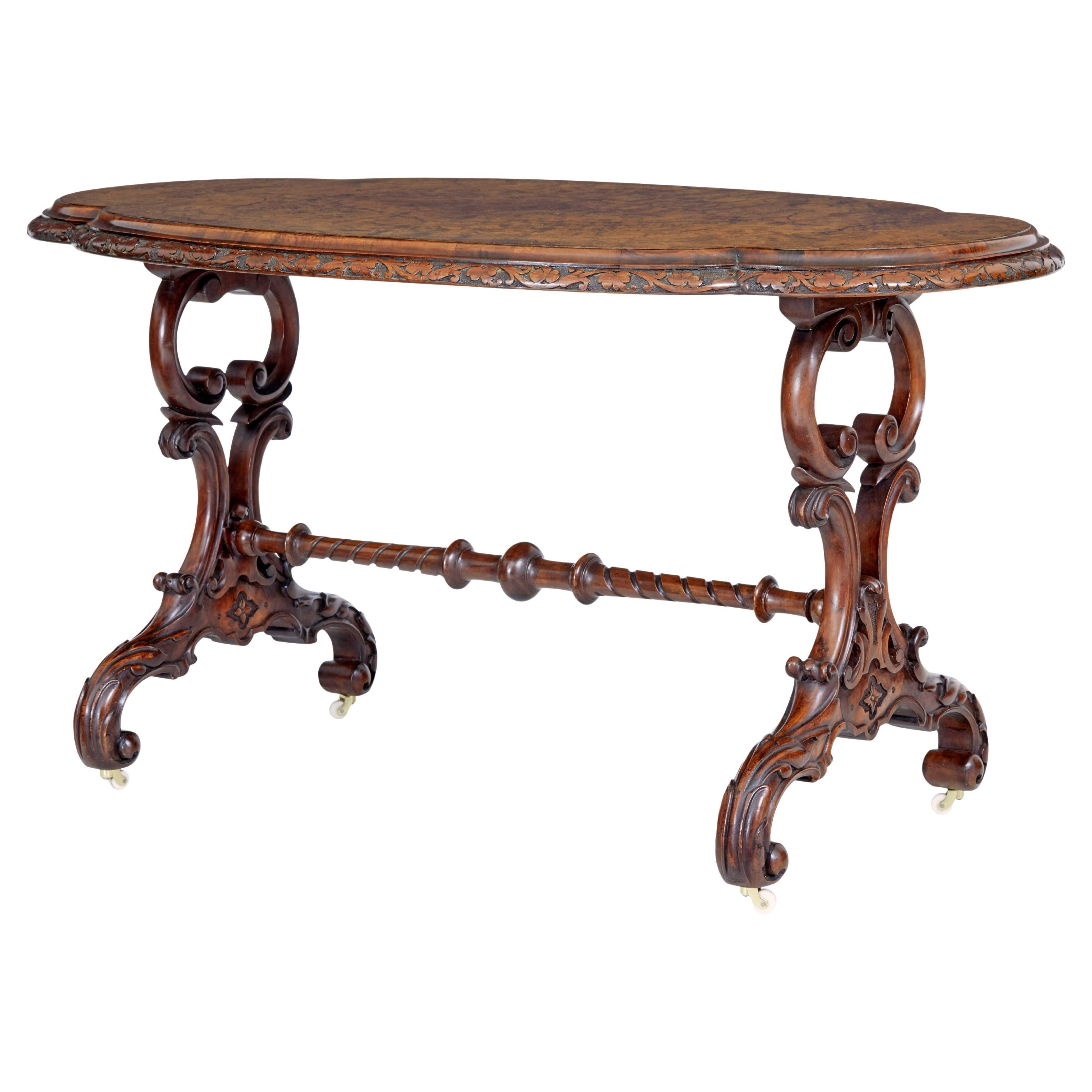 Table d'appoint victorienne en ronce de noyer sculptée du 19e siècle
