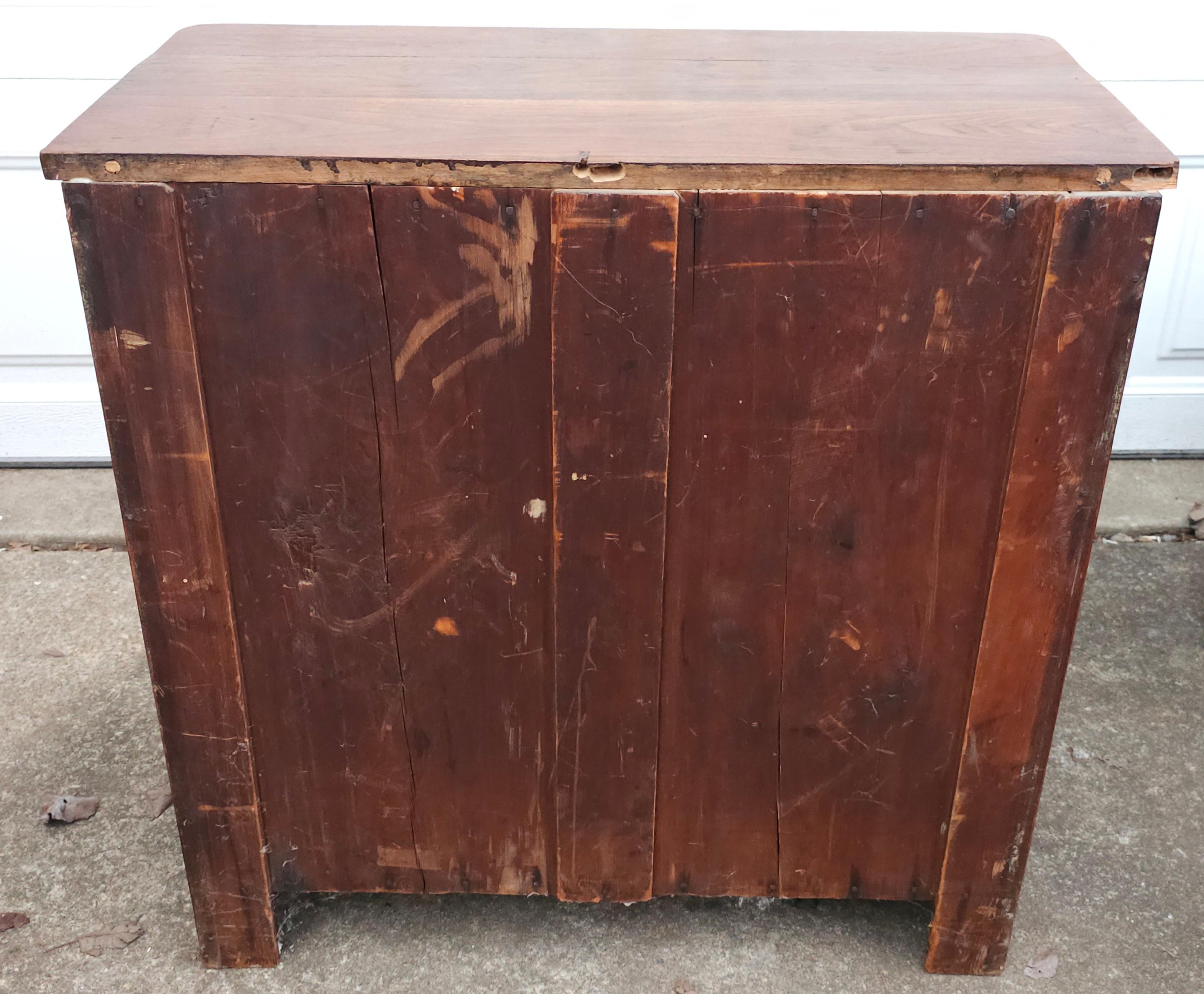 Armario auxiliar victoriano del siglo XIX con arcón tallado y tapa de cristal protector en venta 4