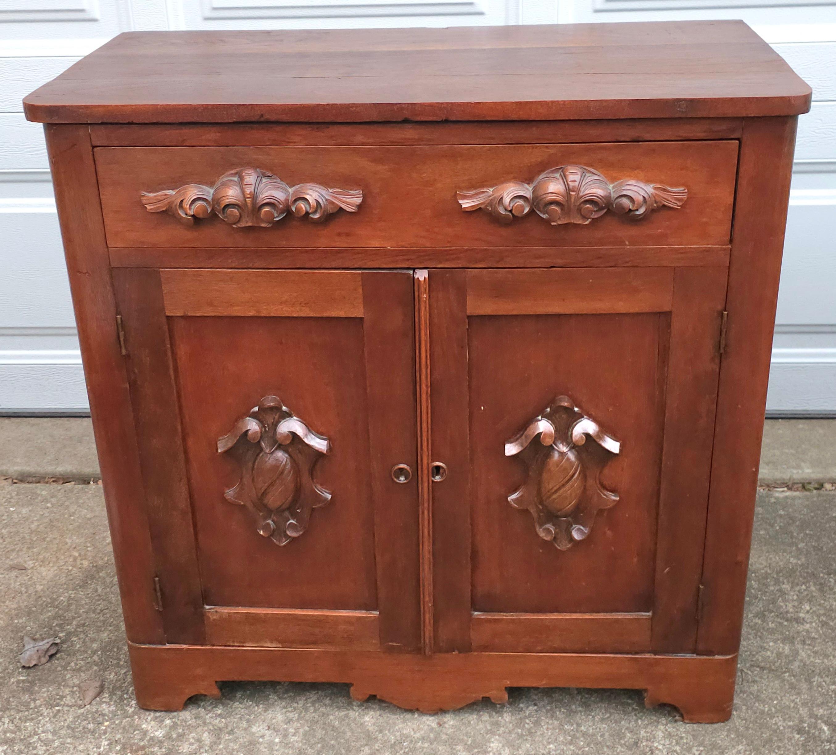 Armario auxiliar victoriano del siglo XIX con arcón tallado y tapa de cristal protector en Bueno estado para la venta en Germantown, MD