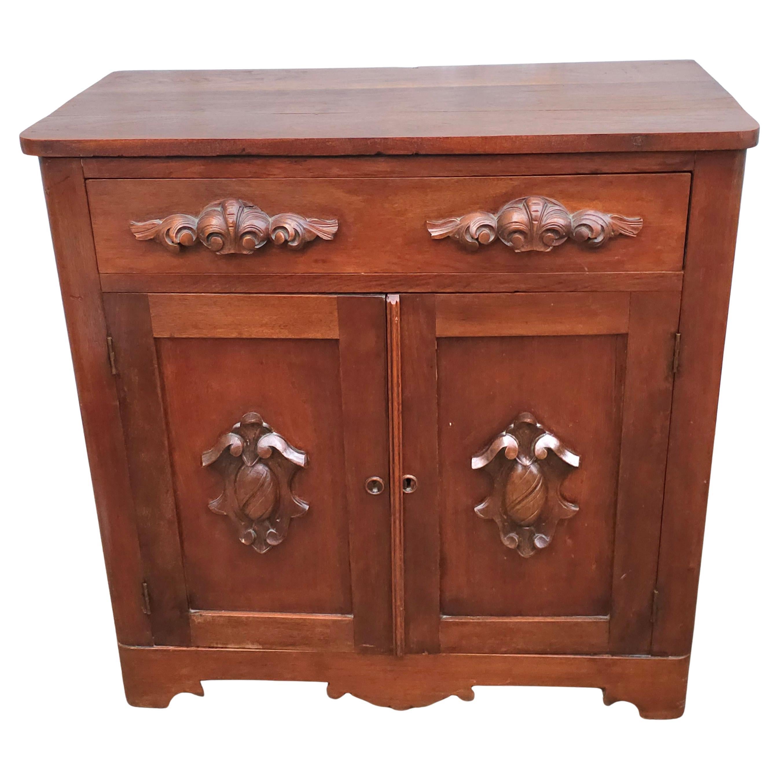 Armoire latérale sculptée victorienne du 19ème siècle avec plateau en verre de protection