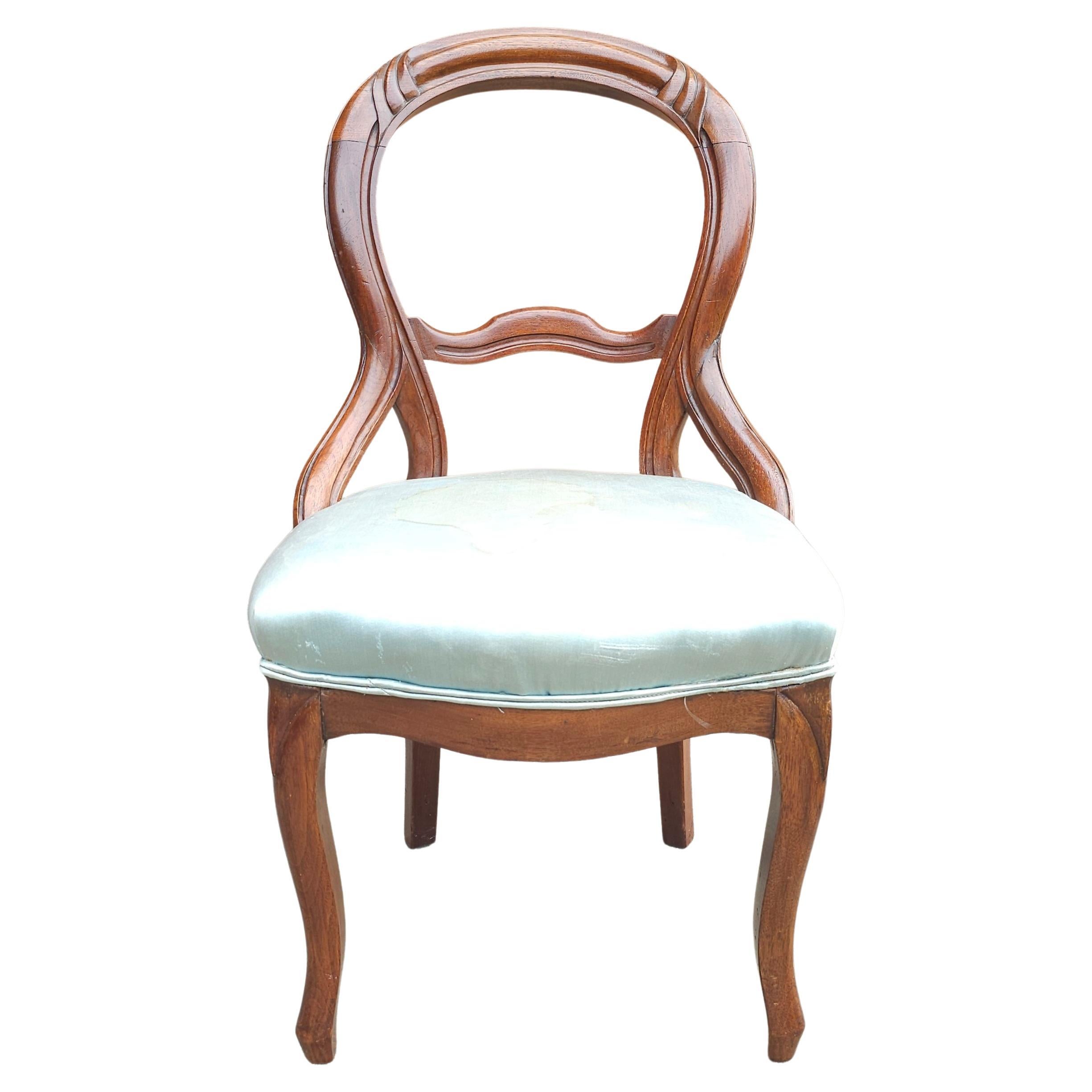 Chaise victorienne sculptée en magogie et tapissée du 19e siècle en vente