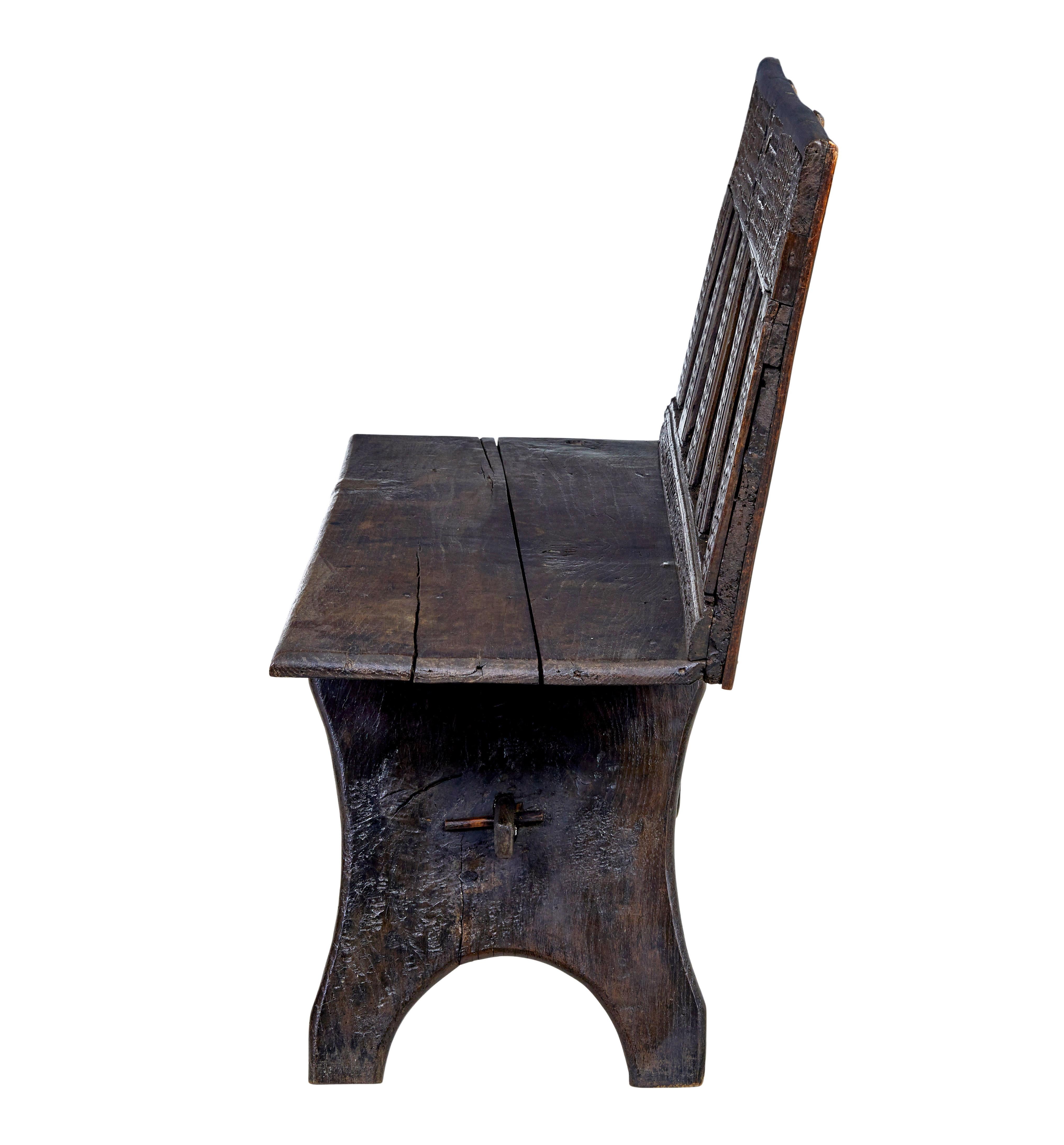 Banc victorien en chêne sculpté du 19e siècle, vers 1890.

Banc victorien fabriqué à partir d'éléments antérieurs, nommé et daté de 1775.  La base chevillée supporte des éléments d'un coffret du XVIIIe siècle. Les victoriens étaient bien connus pour