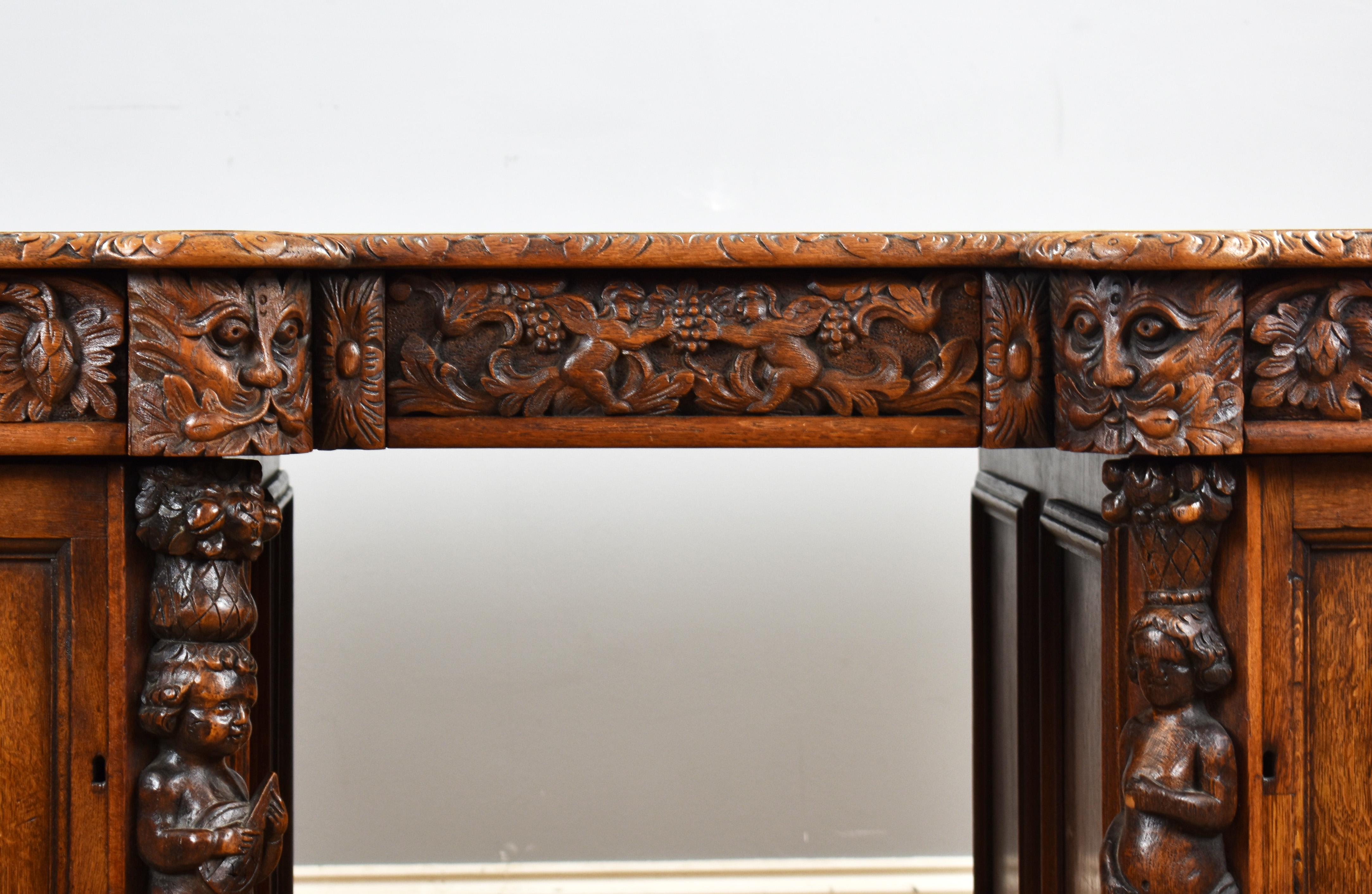 19th Century Victorian Carved Oak Desk In Good Condition In Chelmsford, Essex