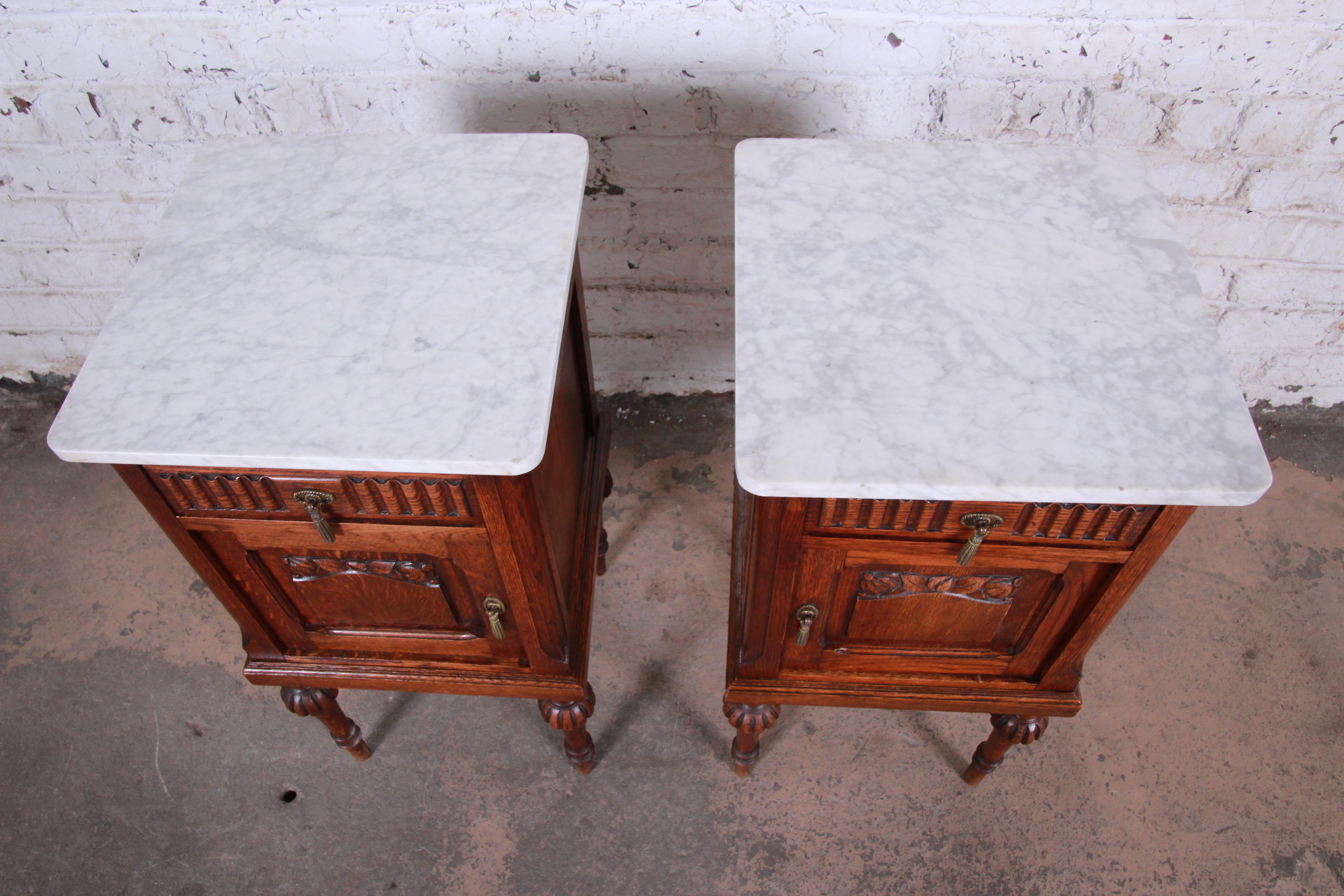 19th Century Victorian Carved Oak Marble Top Nightstands, Pair In Good Condition In South Bend, IN