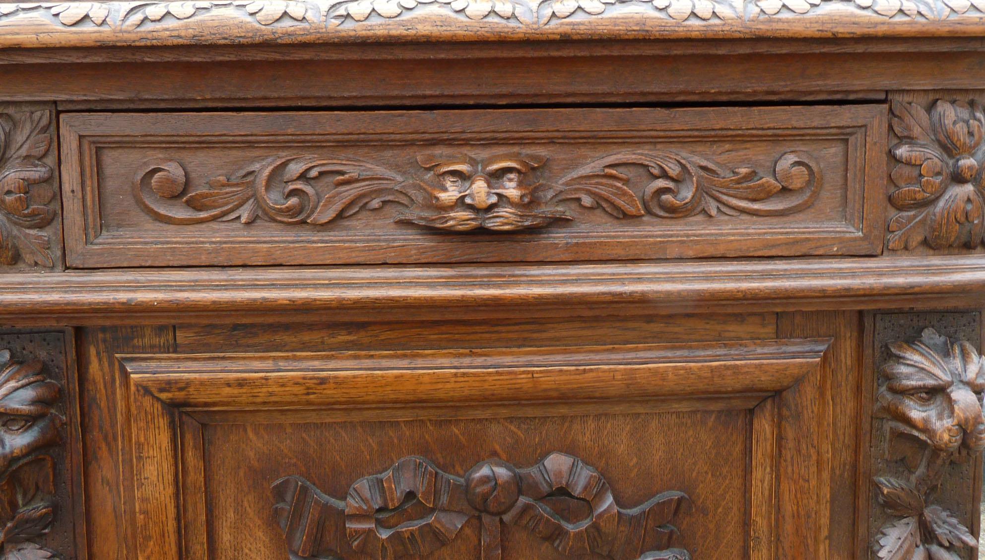 Viktorianisches Sideboard aus geschnitzter Eiche aus dem 19. Jahrhundert (Eichenholz) im Angebot