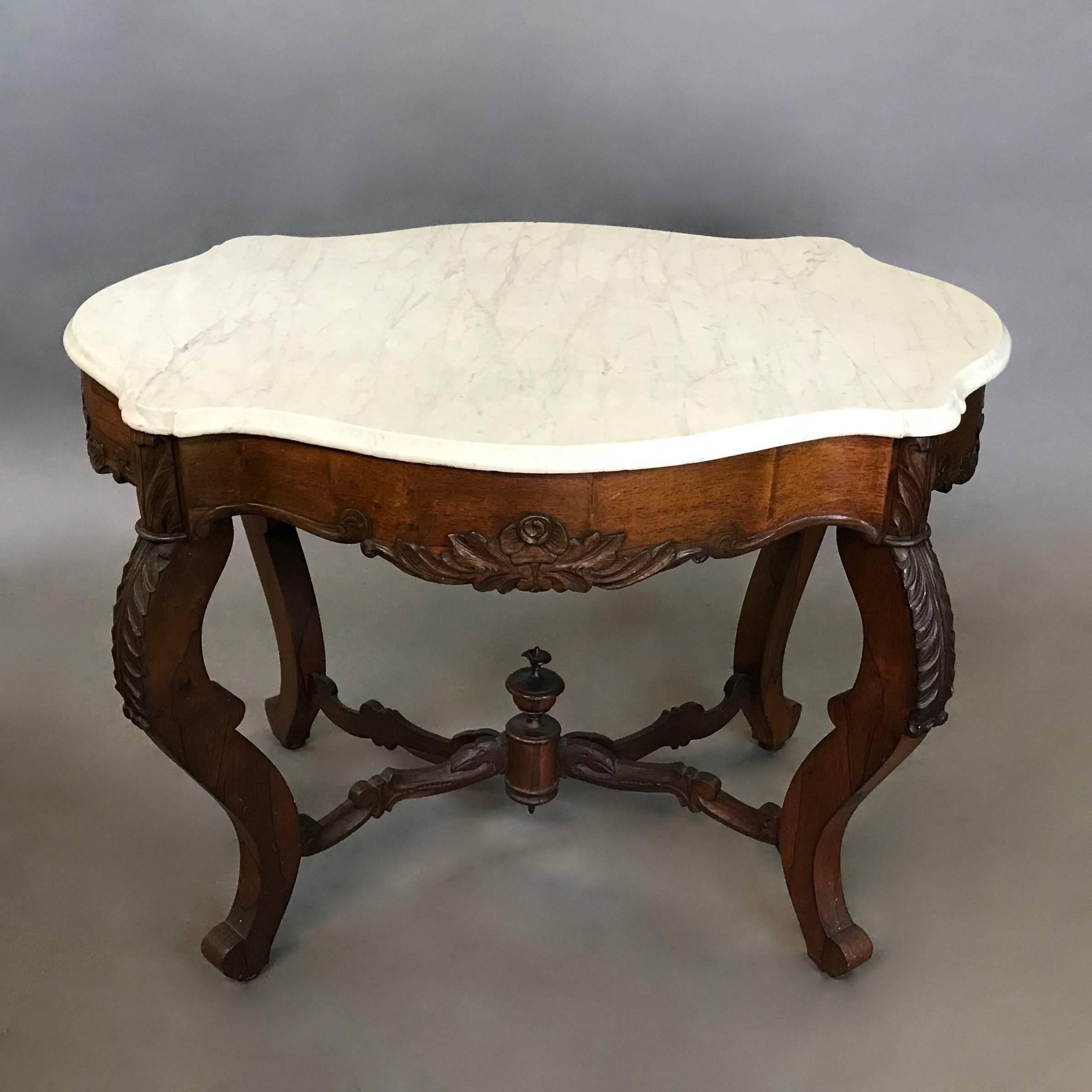 Américain Table victorienne du XIXe siècle en bois de rose sculpté et marbre en vente