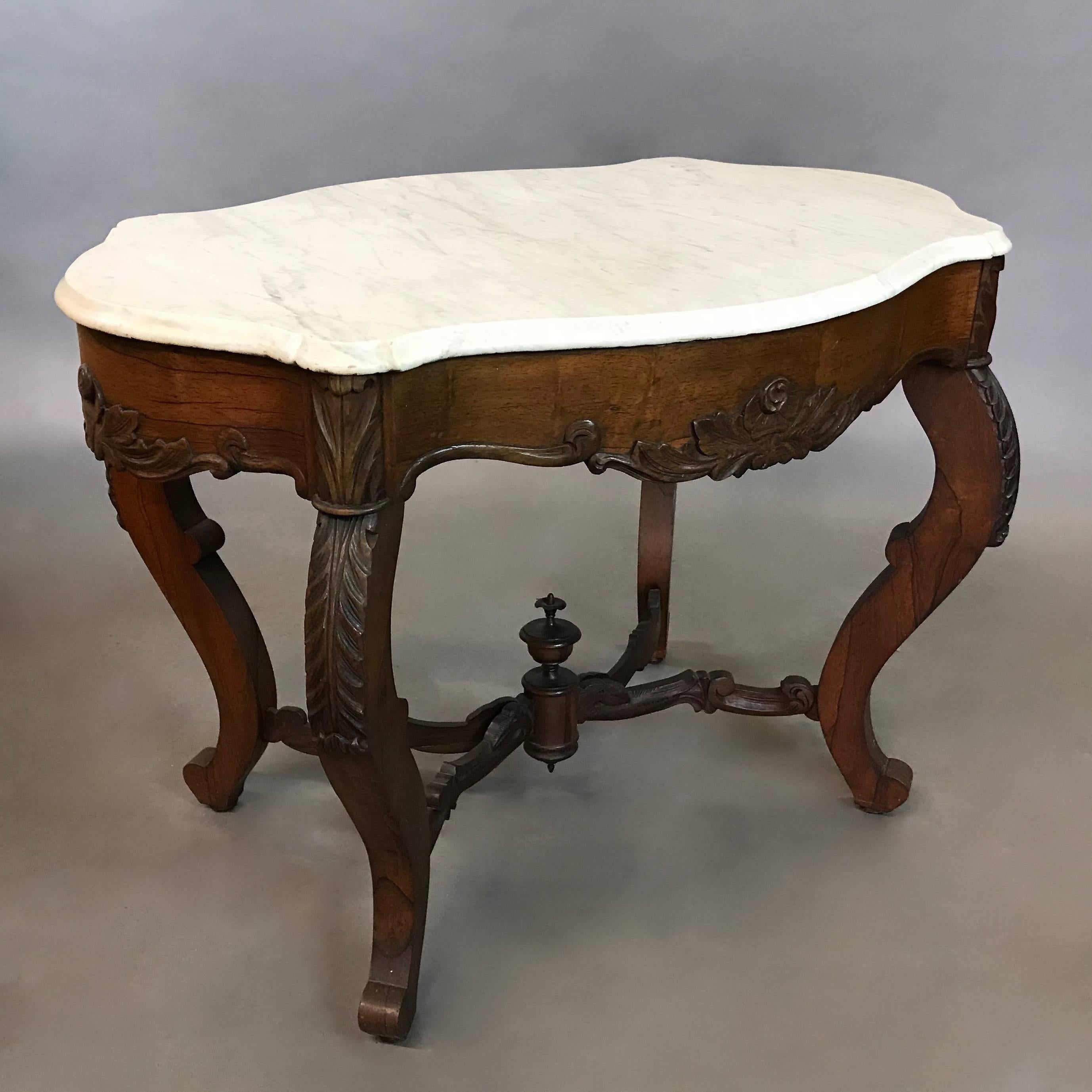 Victorien Table victorienne du XIXe siècle en bois de rose sculpté et marbre en vente