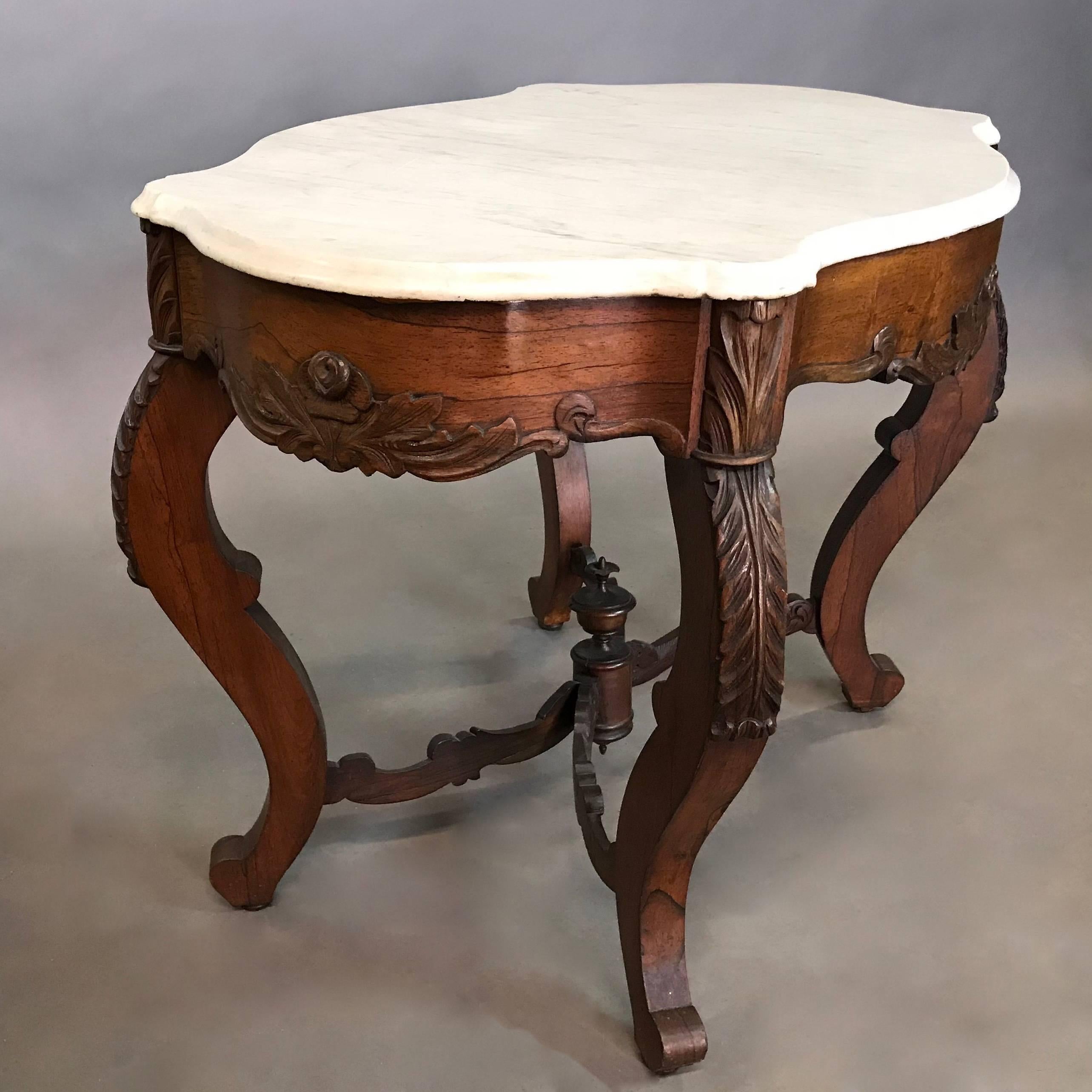 Sculpté Table victorienne du XIXe siècle en bois de rose sculpté et marbre en vente