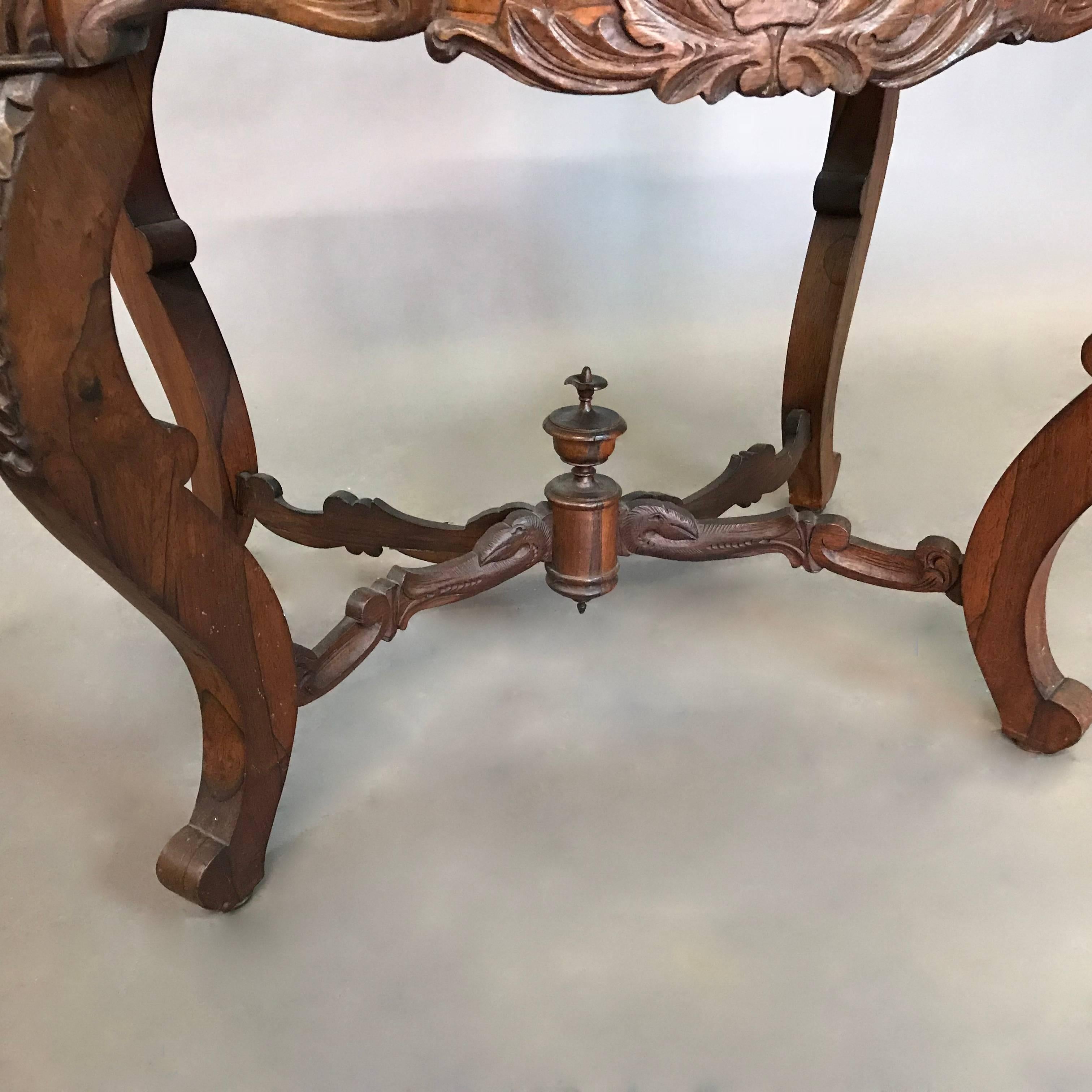 Table victorienne du XIXe siècle en bois de rose sculpté et marbre Bon état - En vente à Brooklyn, NY