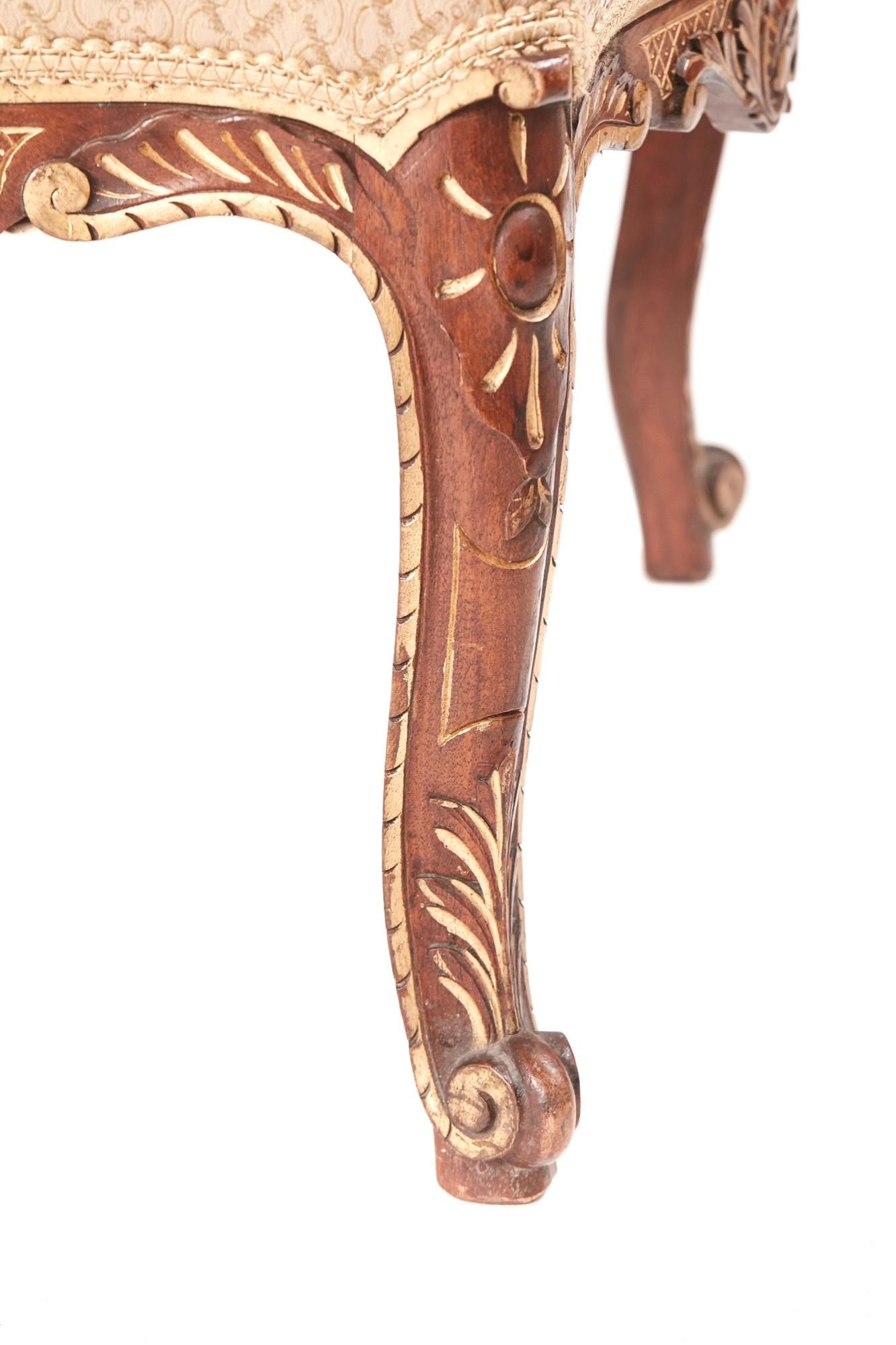 Viktorianischer Hocker aus geschnitztem Nussbaum und vergoldetem Holz, 19. Jahrhundert (Englisch) im Angebot