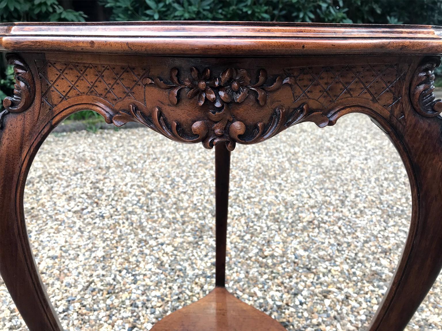 19th Century Victorian Carved Walnut Shield Shaped Occasional Table In Good Condition For Sale In Richmond, London, Surrey