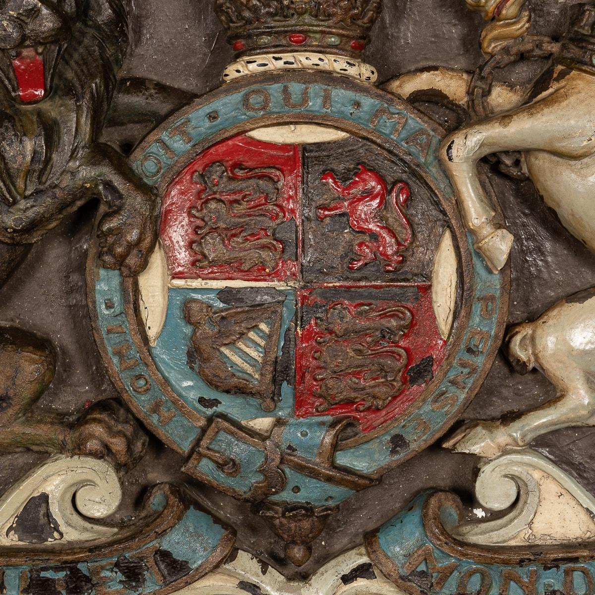 Viktorianisches geschnitztes Holz und bemalte königliche Erlaubnis aus dem 19. Jahrhundert, um 1830 (Kiefernholz) im Angebot