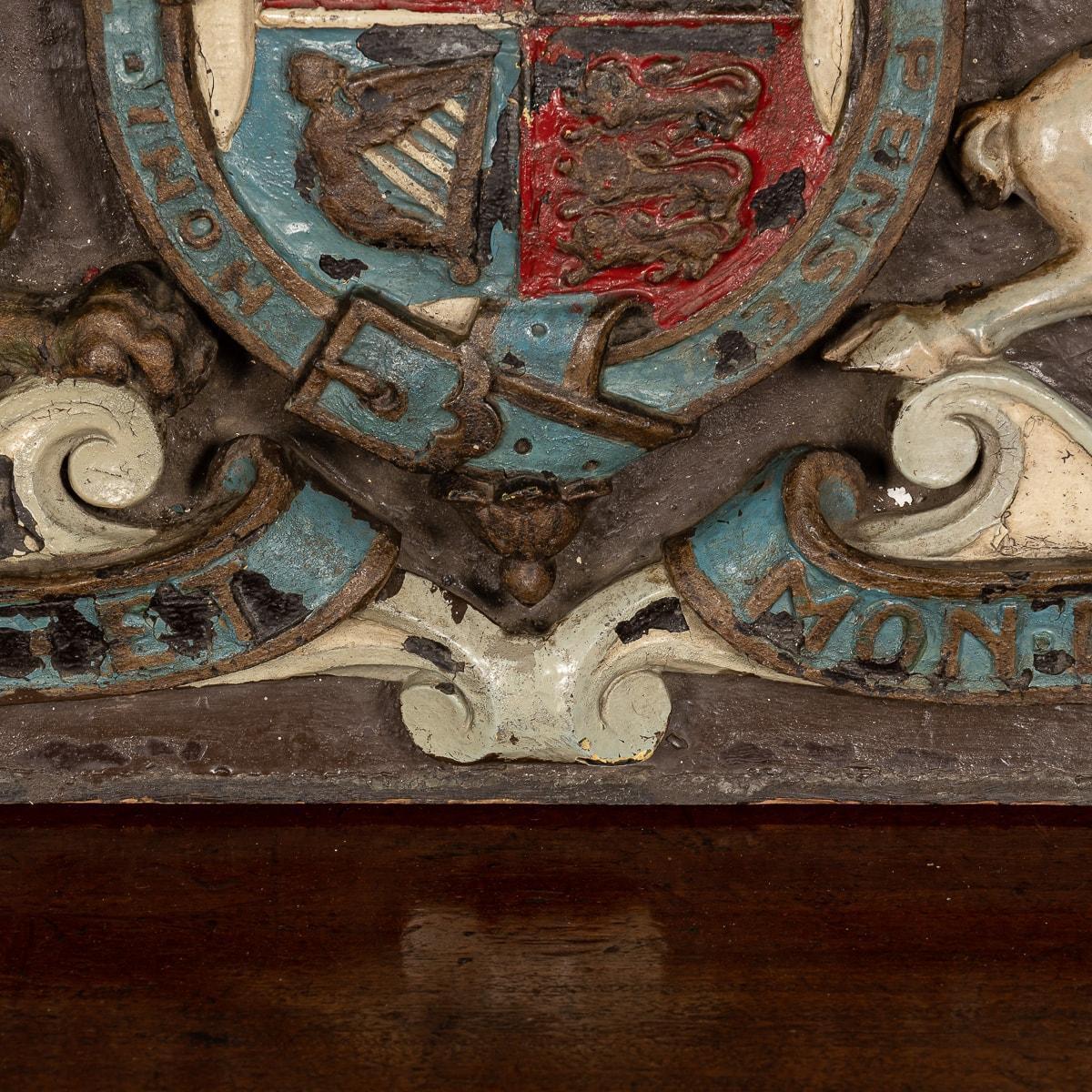 Viktorianisches geschnitztes Holz und bemalte königliche Erlaubnis aus dem 19. Jahrhundert, um 1830 im Angebot 1