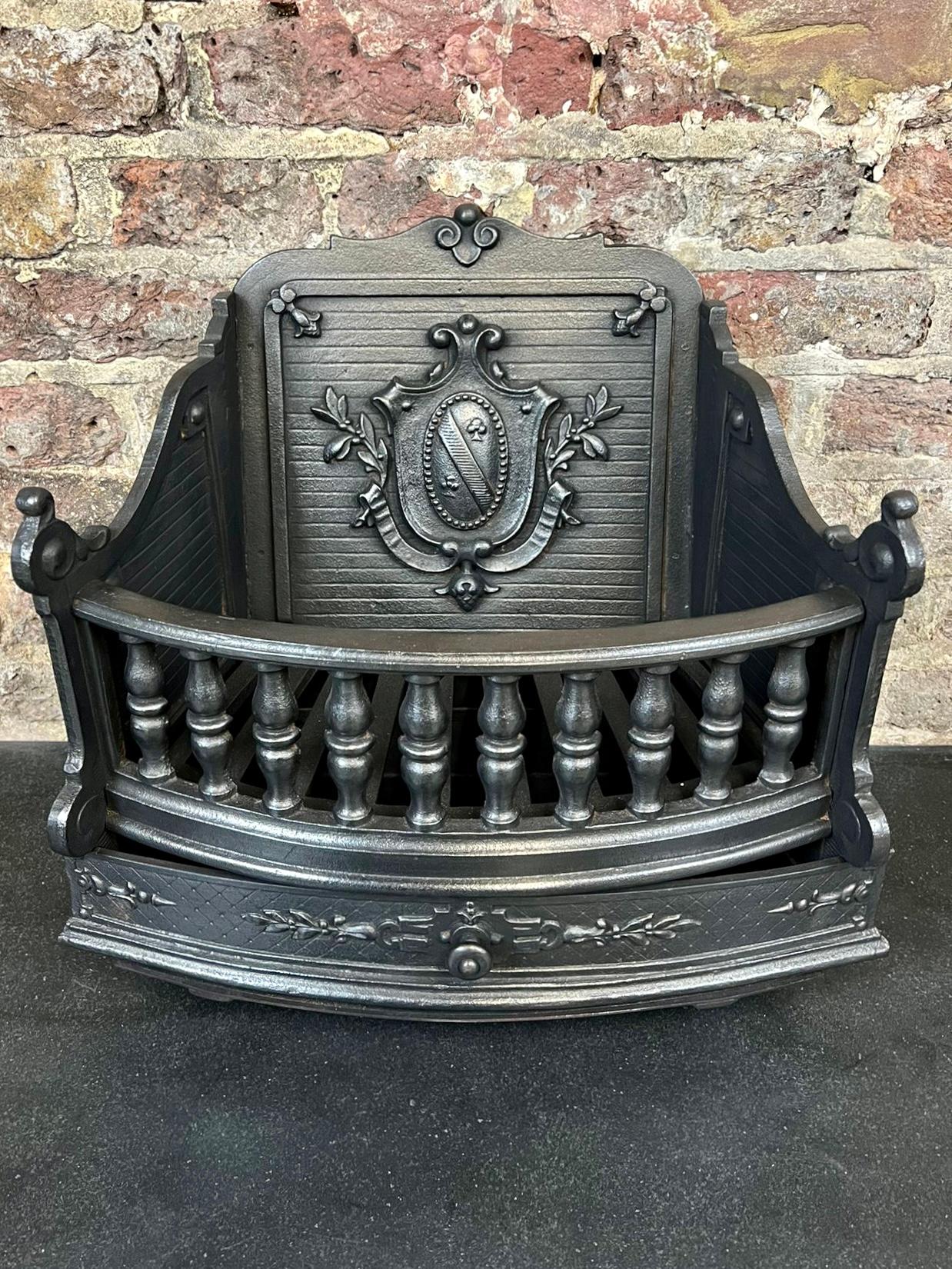 19th Century Victorian Cast Iron Fireplace Grate In Good Condition For Sale In London, GB