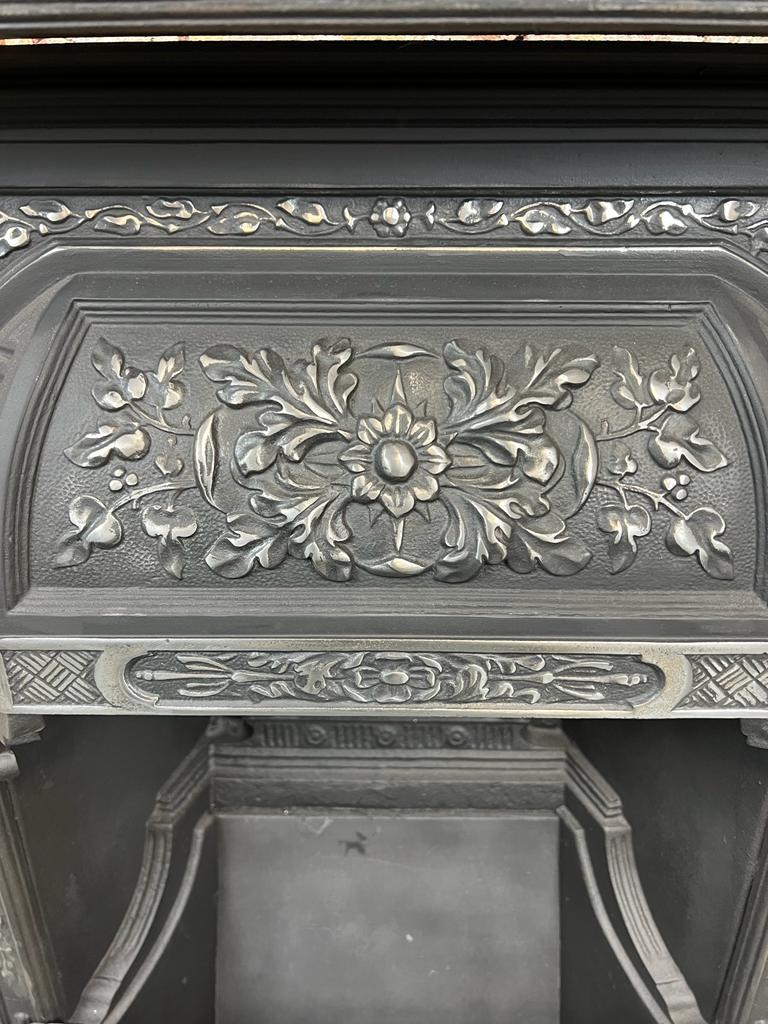 19th Century Victorian Cast-iron Fireplace Tiled Insert In Good Condition In London, GB