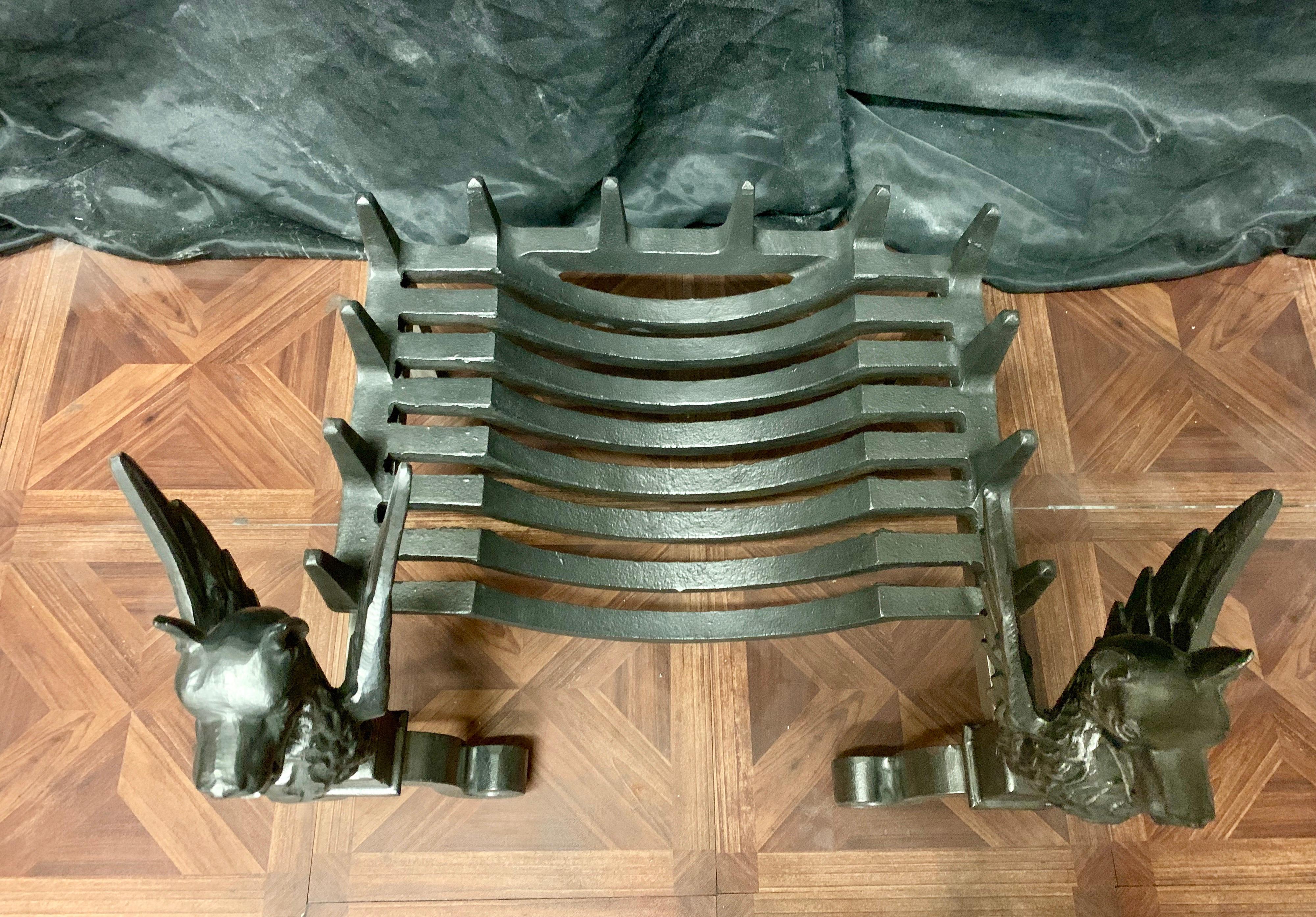 19th Century Victorian Cast Iron Griffin Fire Grate In Good Condition For Sale In Edinburgh, GB