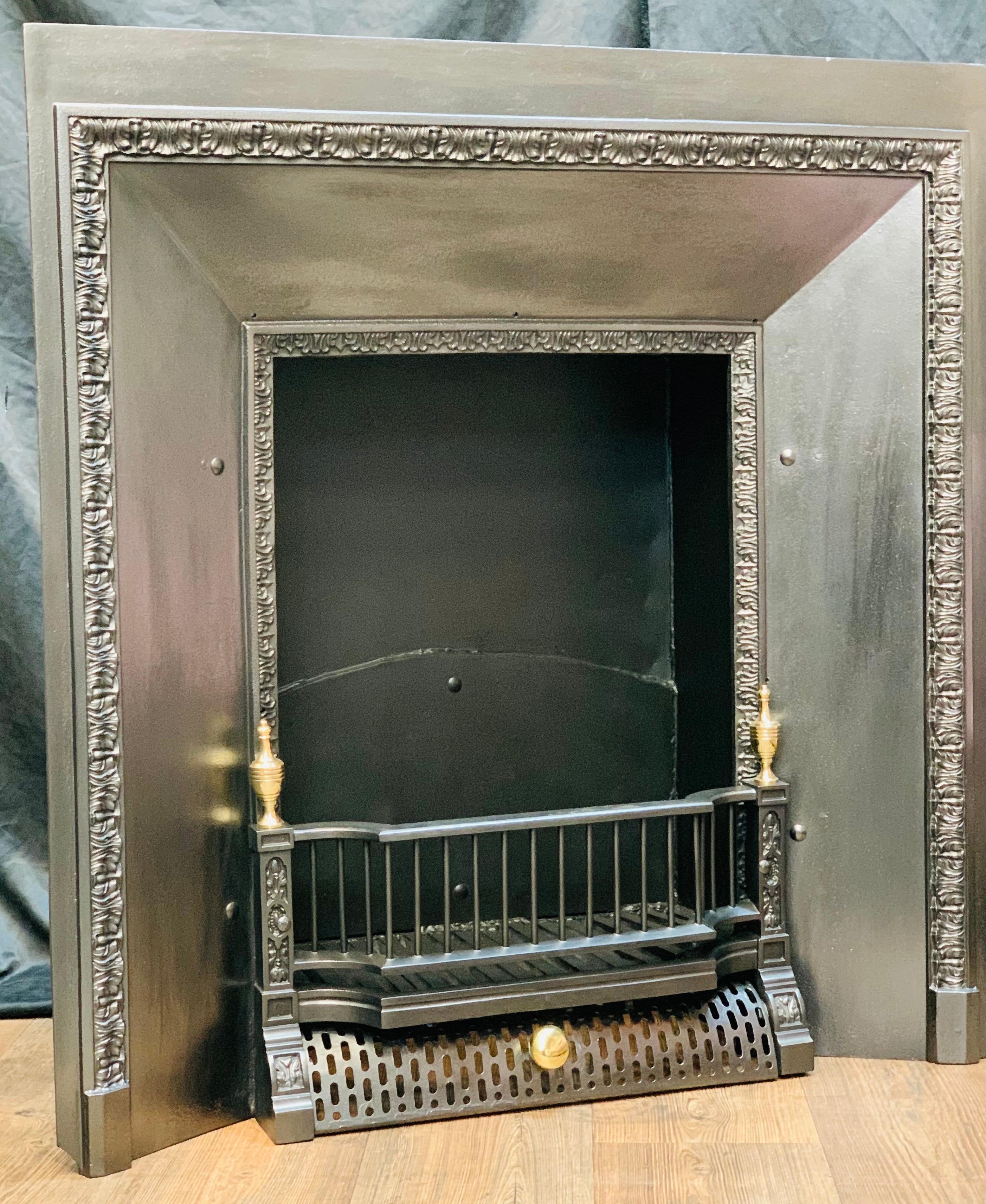 English 19th Century Victorian Cast Iron Splayed Fireplace Insert For Sale