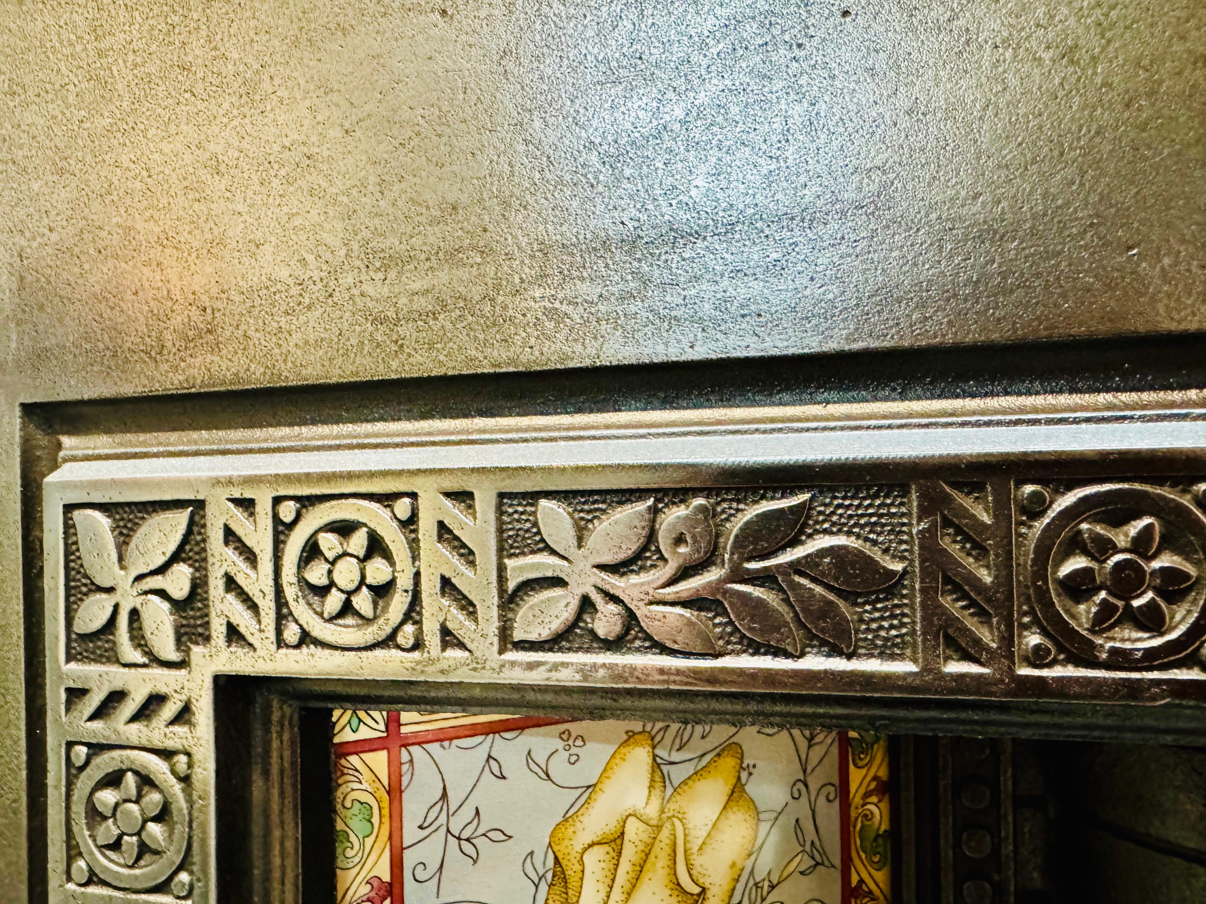 19th Century Victorian Cast Iron Tiled Fireplace Insert. For Sale 10