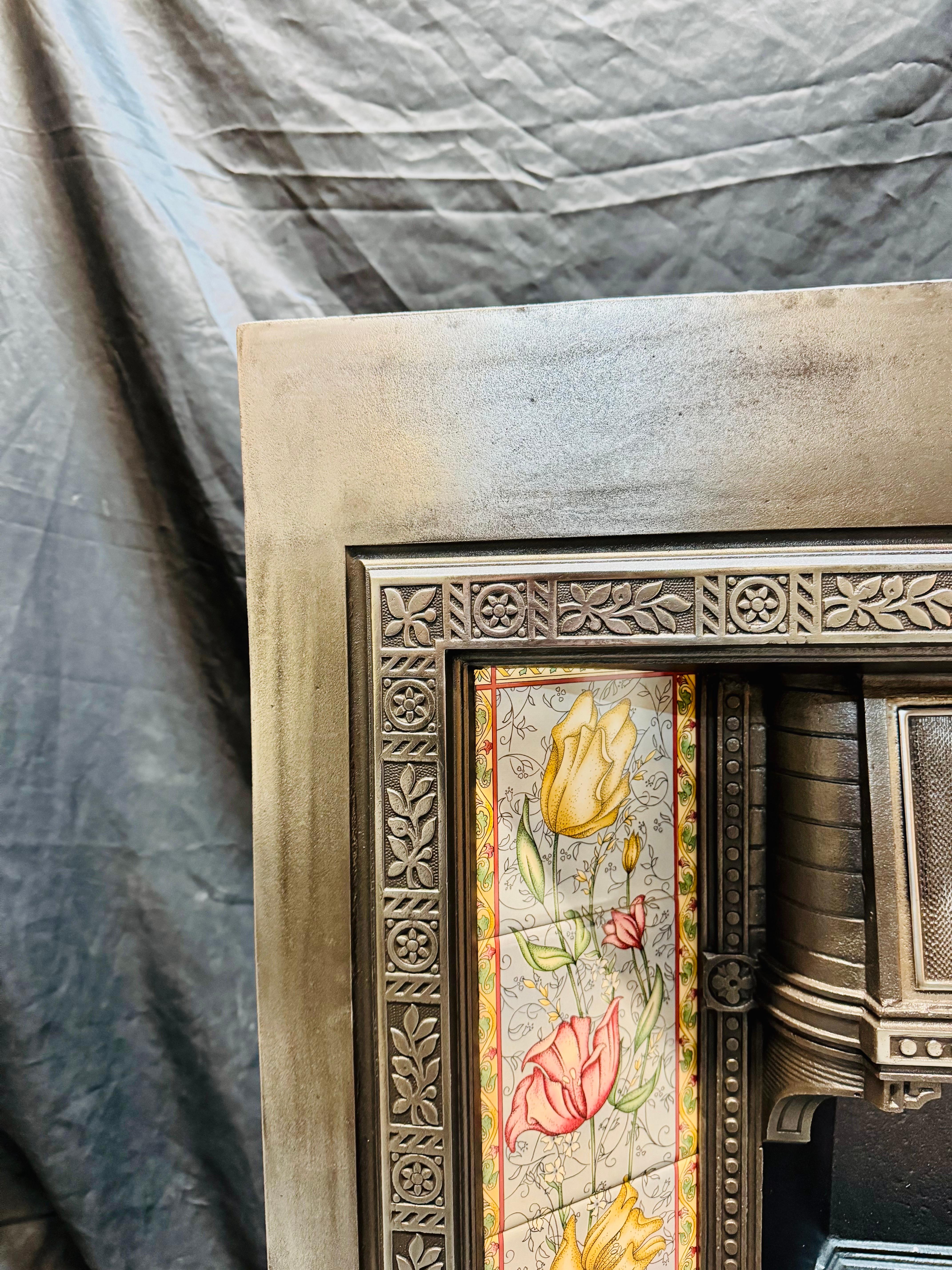 19th Century Victorian Cast Iron Tiled Fireplace Insert. In Good Condition For Sale In Edinburgh, GB