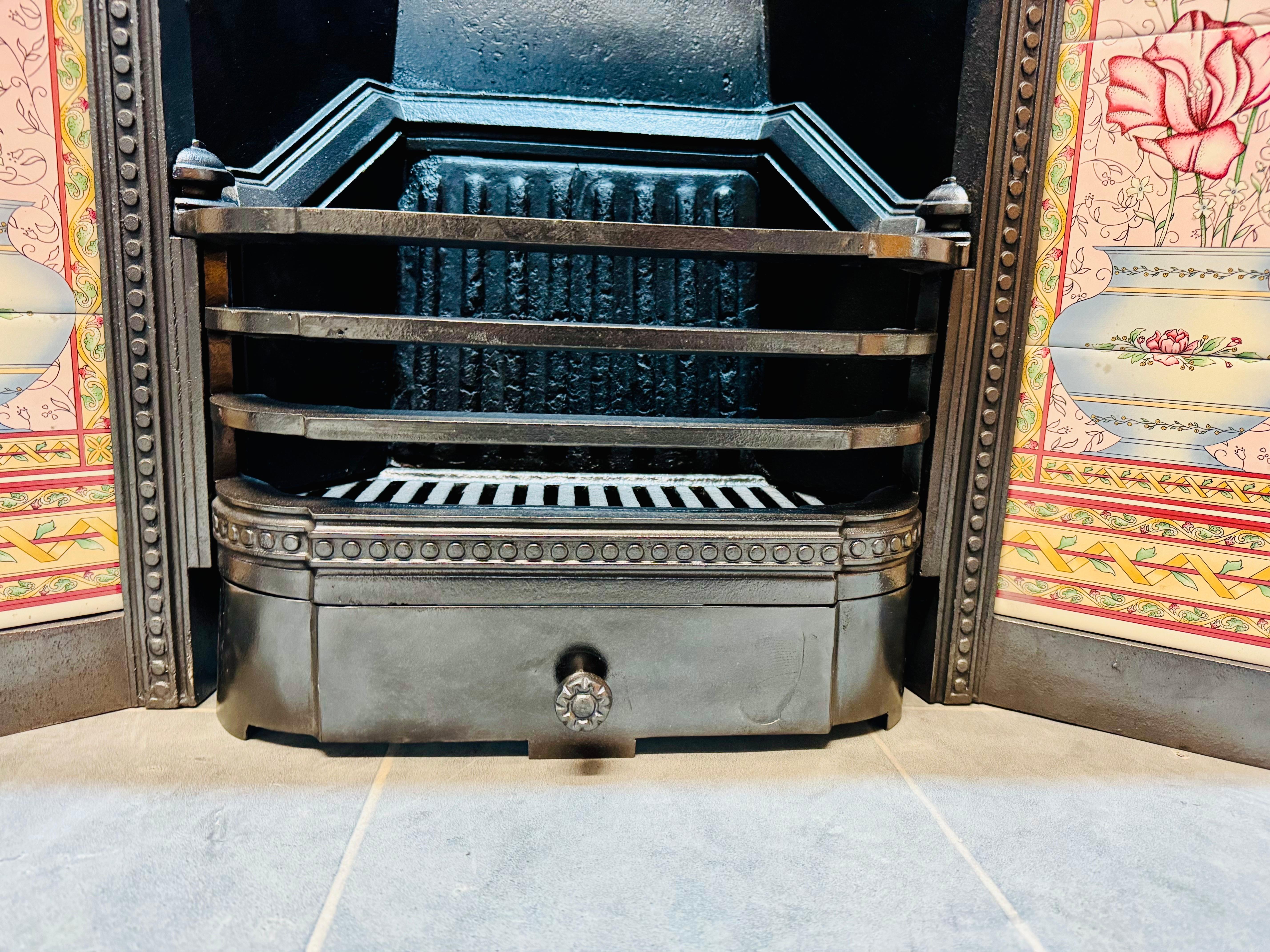 19th Century Victorian Cast Iron Tiled Fireplace Insert. For Sale 1