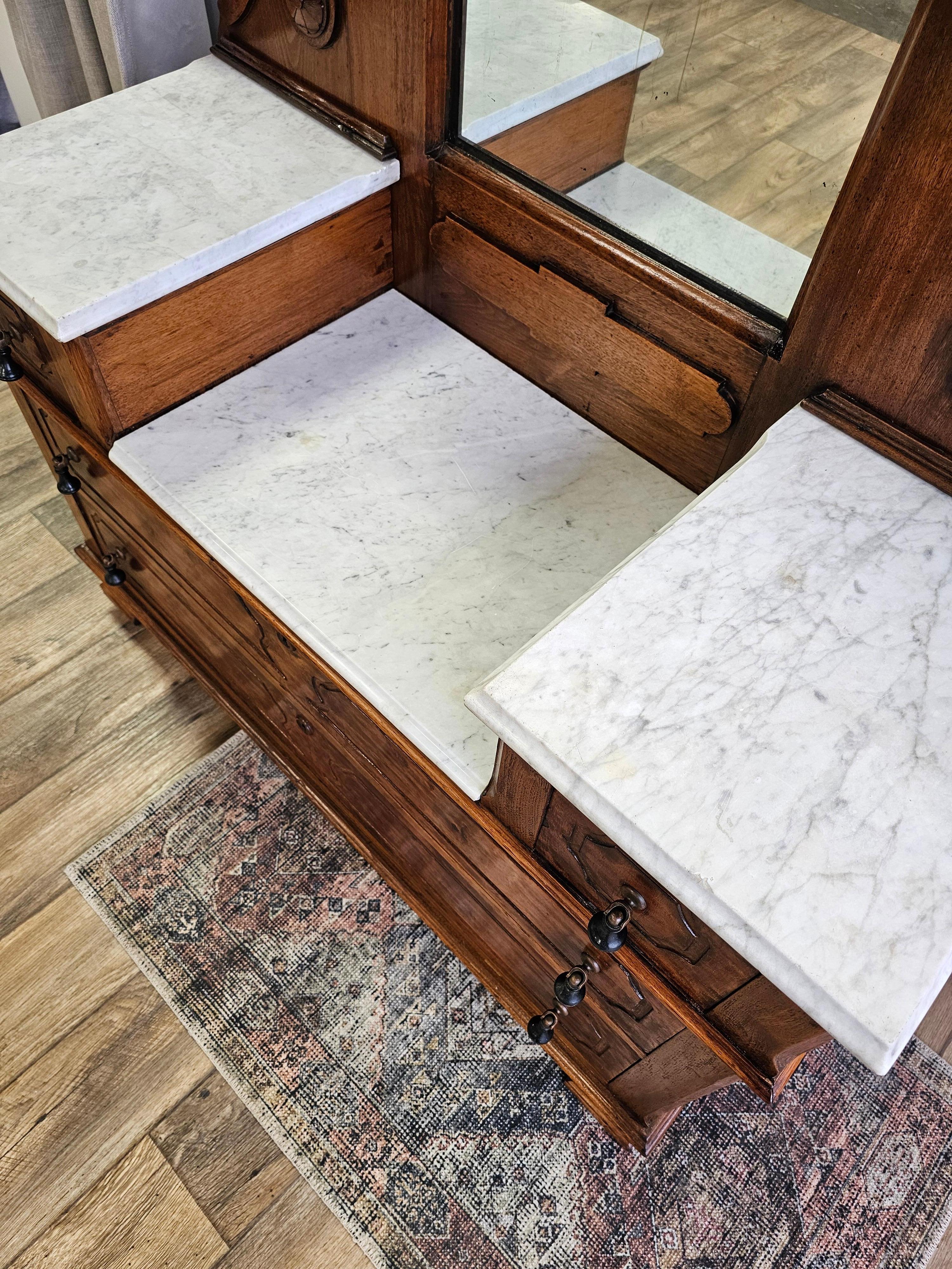 19th Century Victorian Chestnut Marble Dresser In Good Condition In Unionville, TN