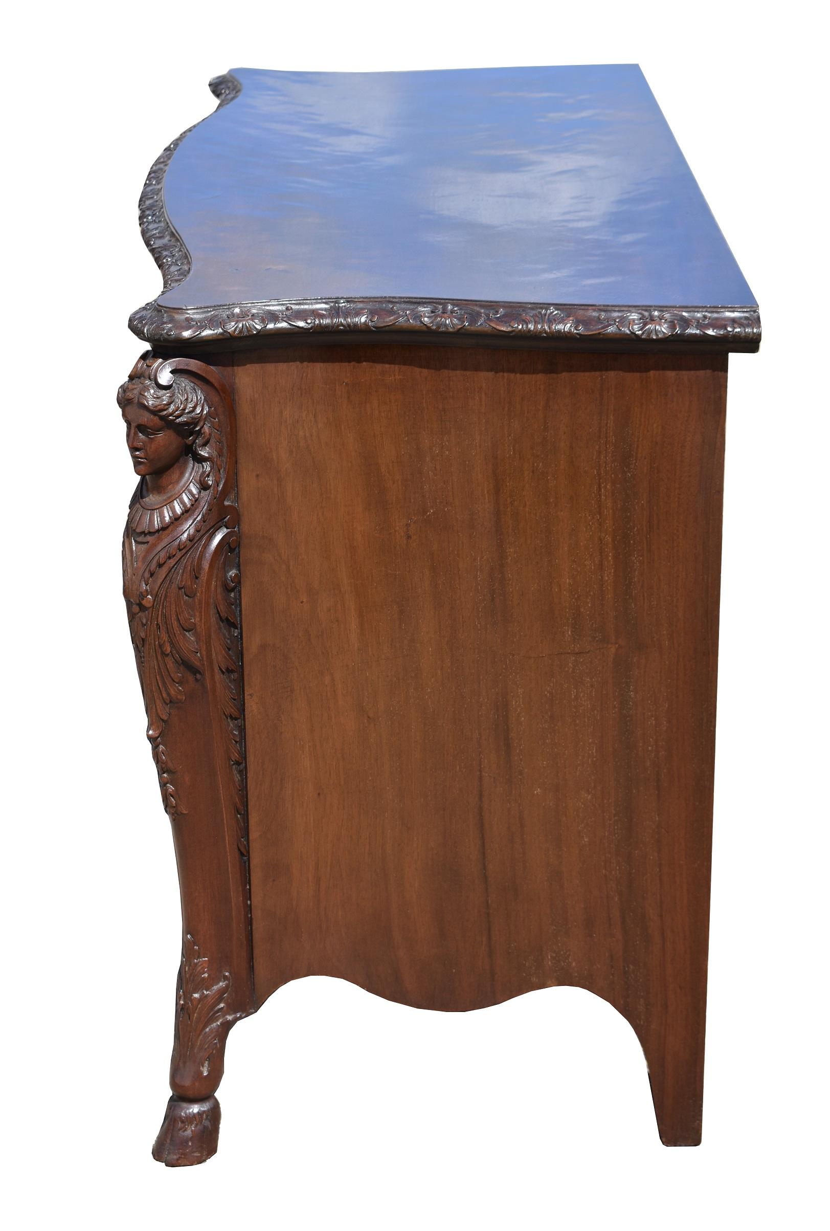 Cassettone vittoriano del XIX secolo in stile Chippendale in mogano a serpentina in vendita 5