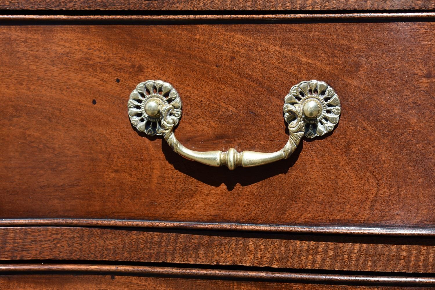 Cassettone vittoriano del XIX secolo in stile Chippendale in mogano a serpentina in vendita 6