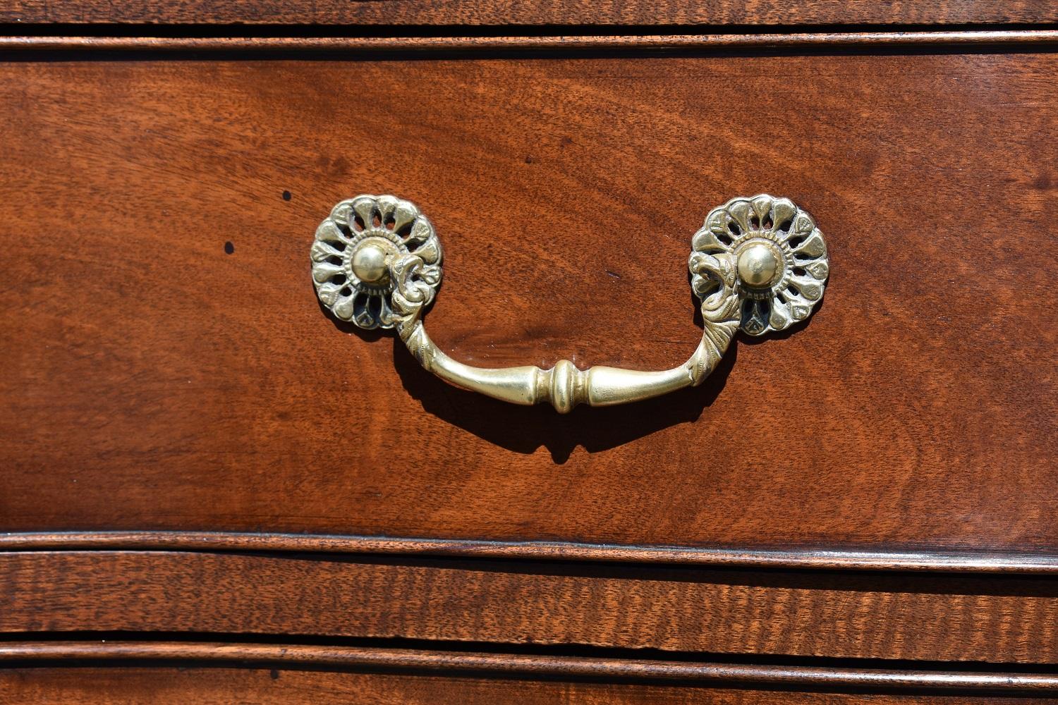 19th Century Victorian Chippendale Style Mahogany Serpentine Chest of Drawers For Sale 7