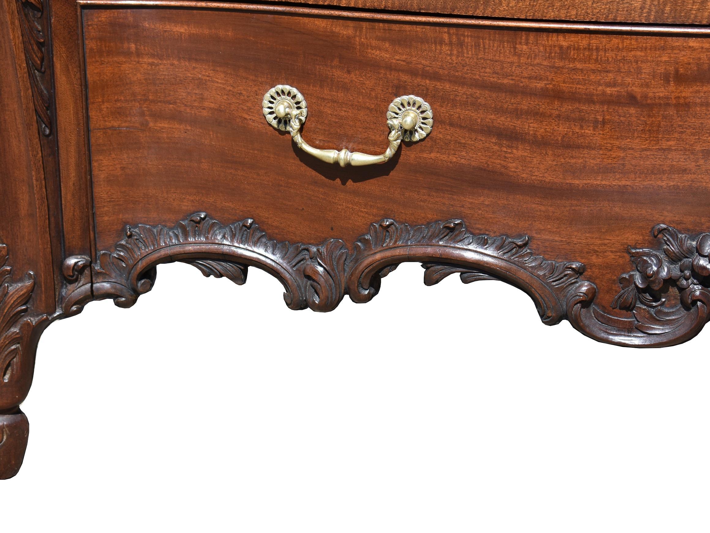 19th Century Victorian Chippendale Style Mahogany Serpentine Chest of Drawers For Sale 4