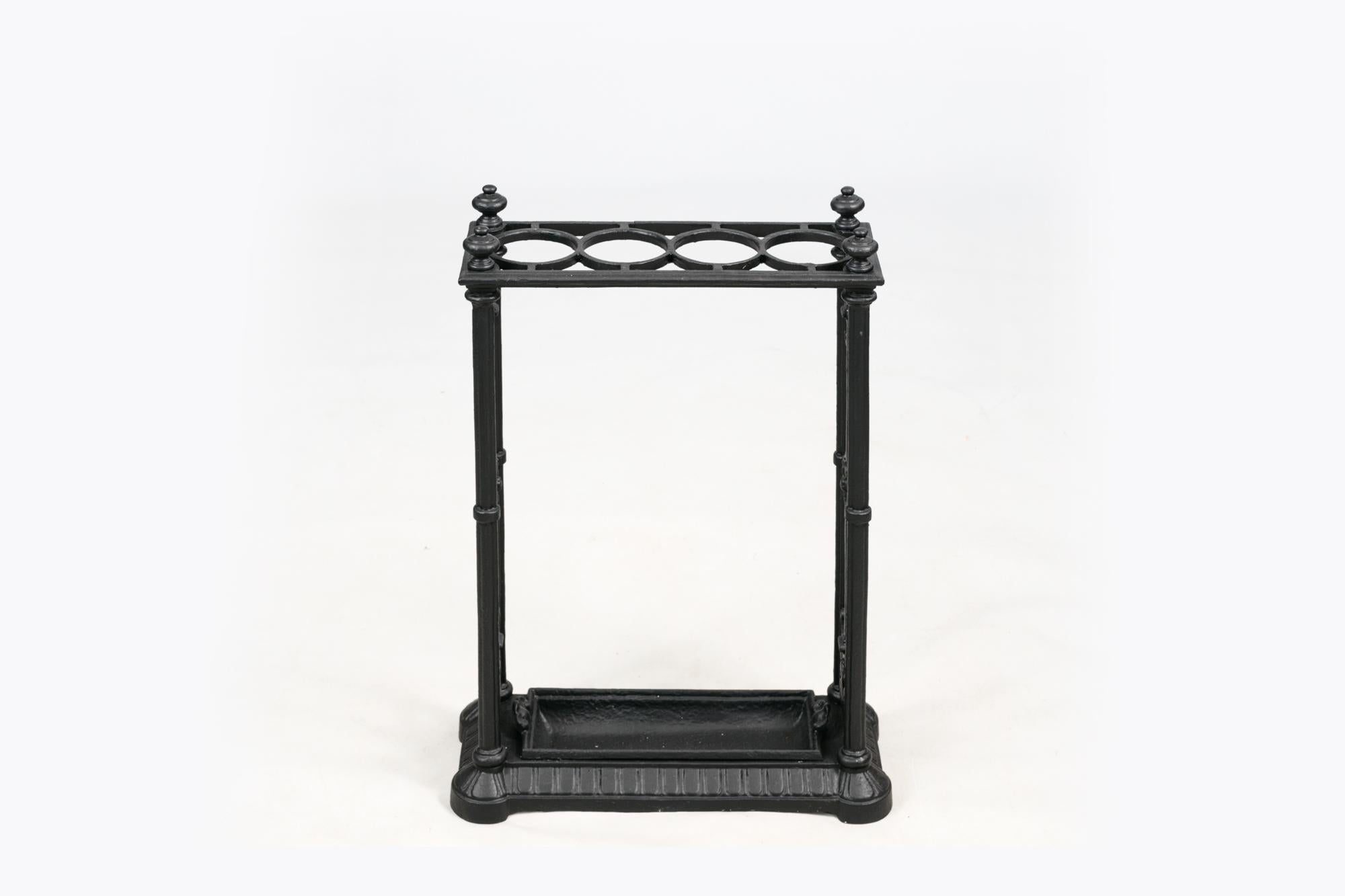 Porte-parapluies en fonte de Coalbrookdale du 19e siècle, avec marques d'enregistrement estampillées sur la base. Avec fleurons sur le dessus et bac de récupération amovible.