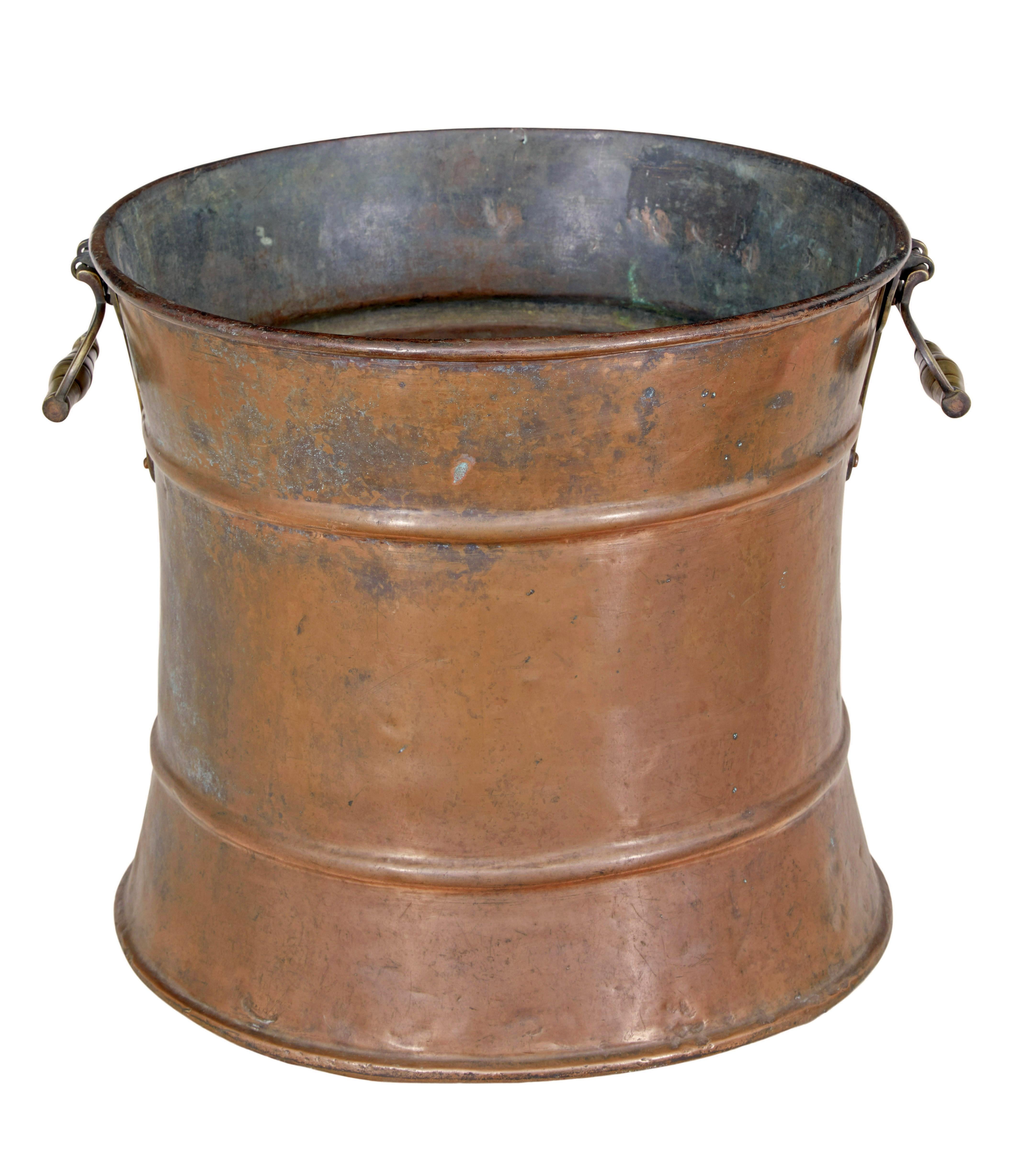 19th century Victorian copper and brass vessel circa 1880.

We are pleased to offer this fine piece of craftmanship, which would be ideal for a log bin or even as an oversized waste paper bin.

Shaped with detailed ribbing around the sides, fitted