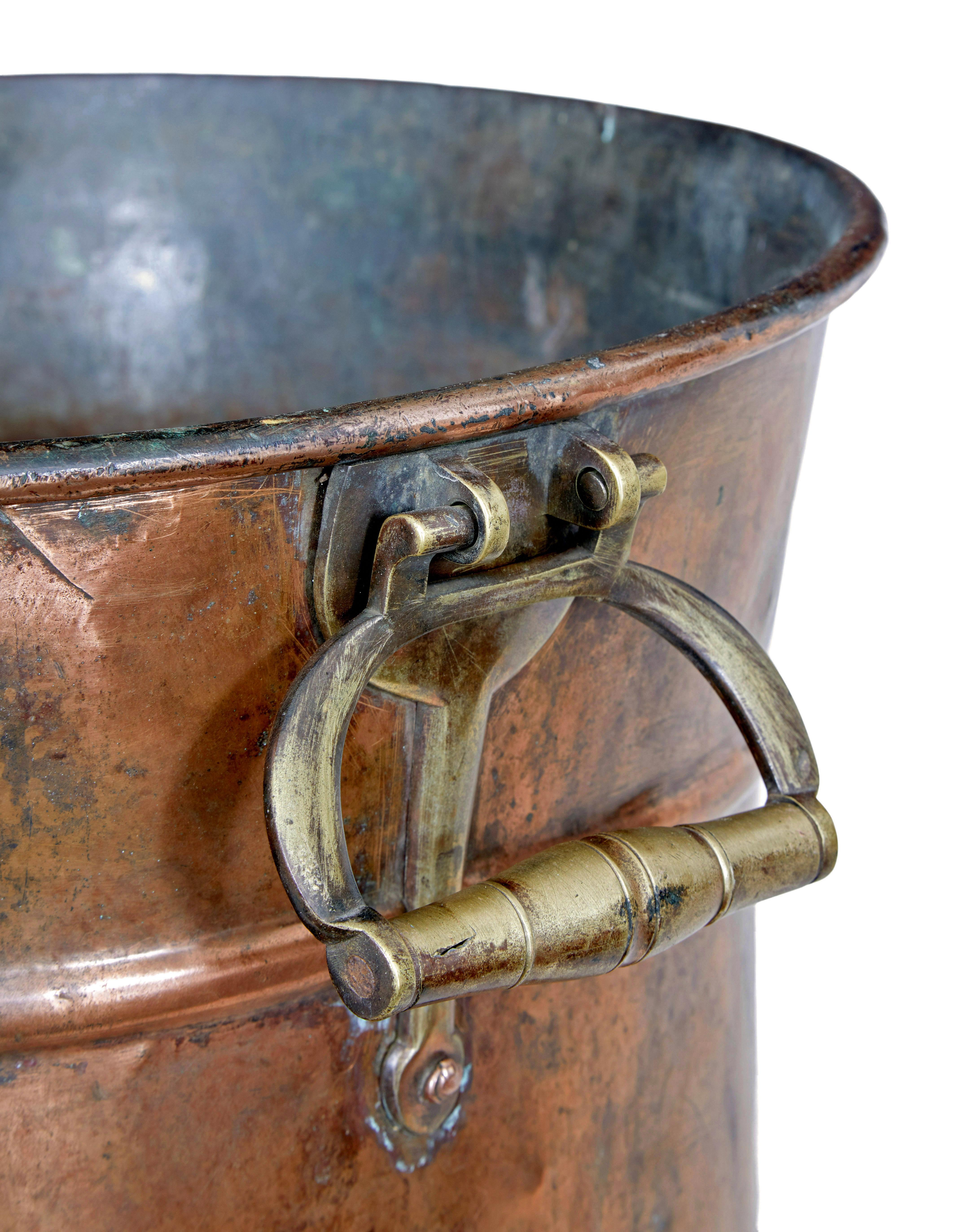 19th century Victorian copper and brass bin Latón en venta