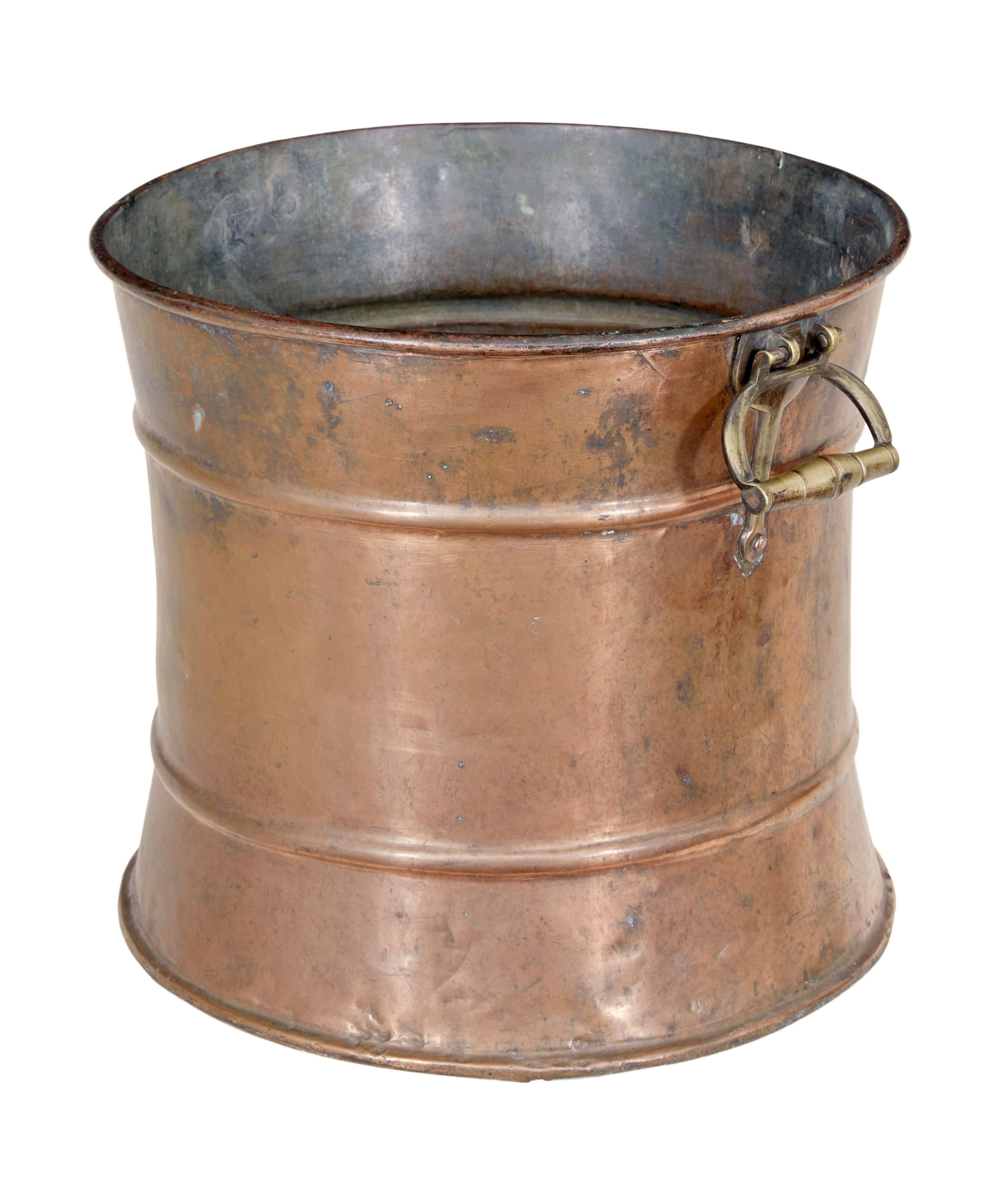 Victorien Vase victorien en cuivre et laiton du 19e siècle