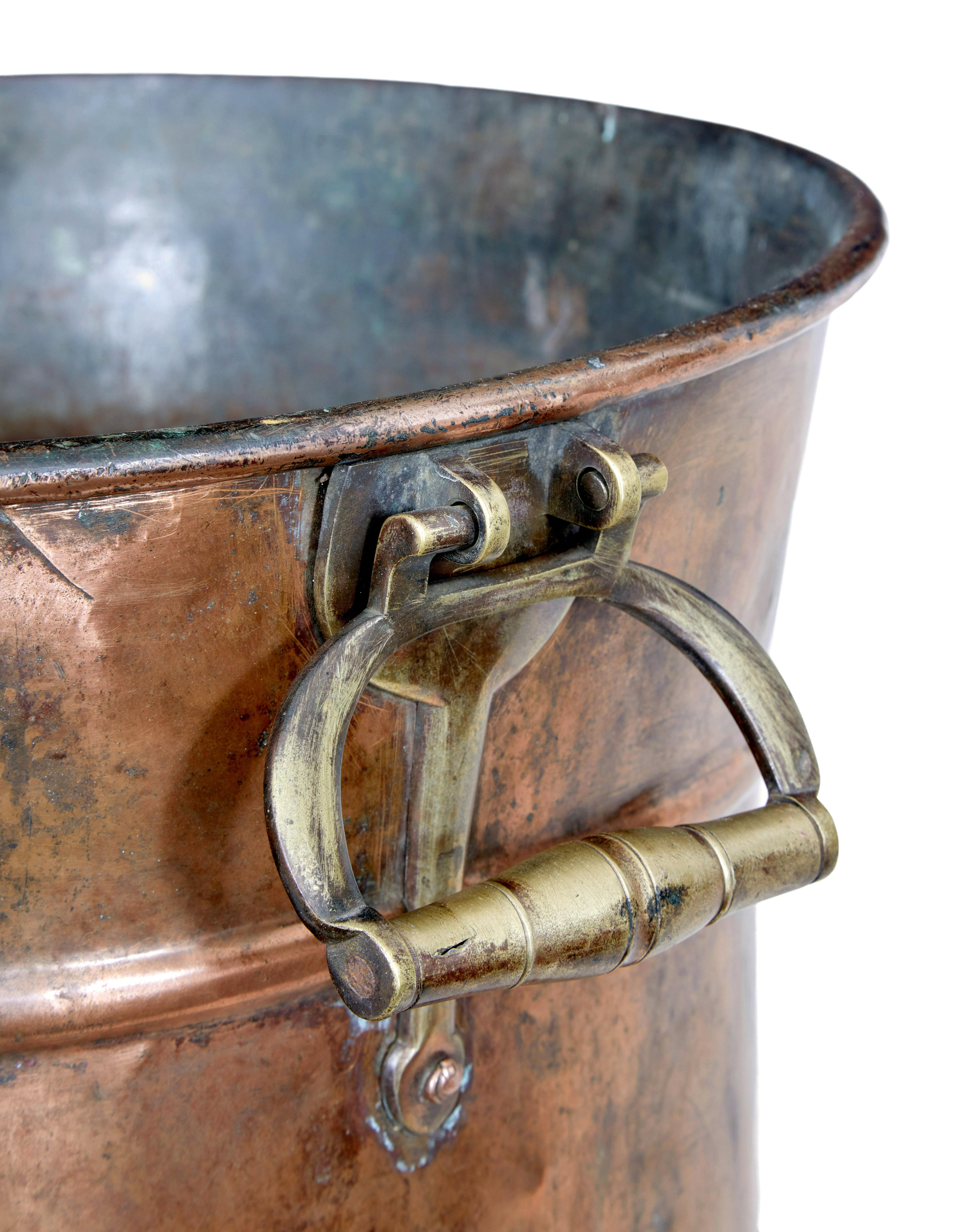 XIXe siècle Vase victorien en cuivre et laiton du 19e siècle