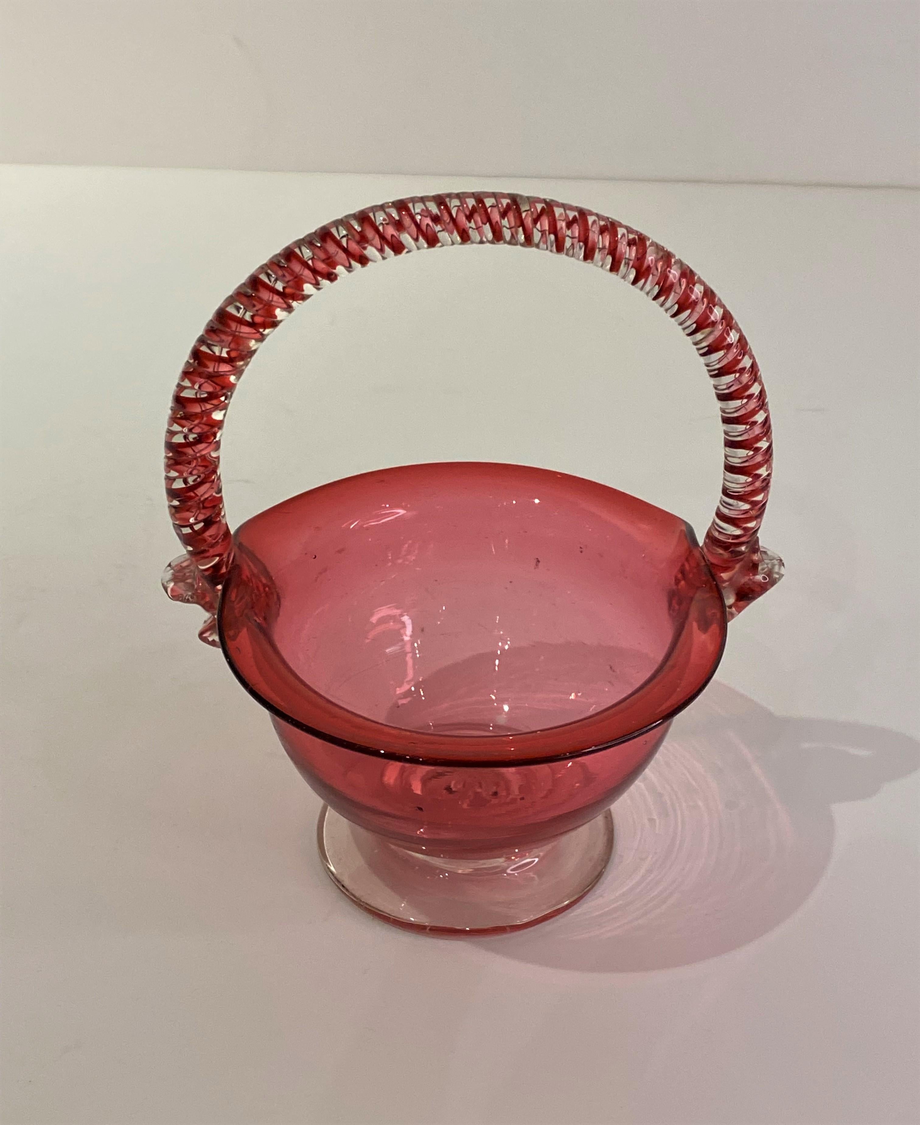 Vittoriano Cestino vittoriano del XIX secolo in vetro con mirtillo rosso e manico a spirale dall'Inghilterra in vendita