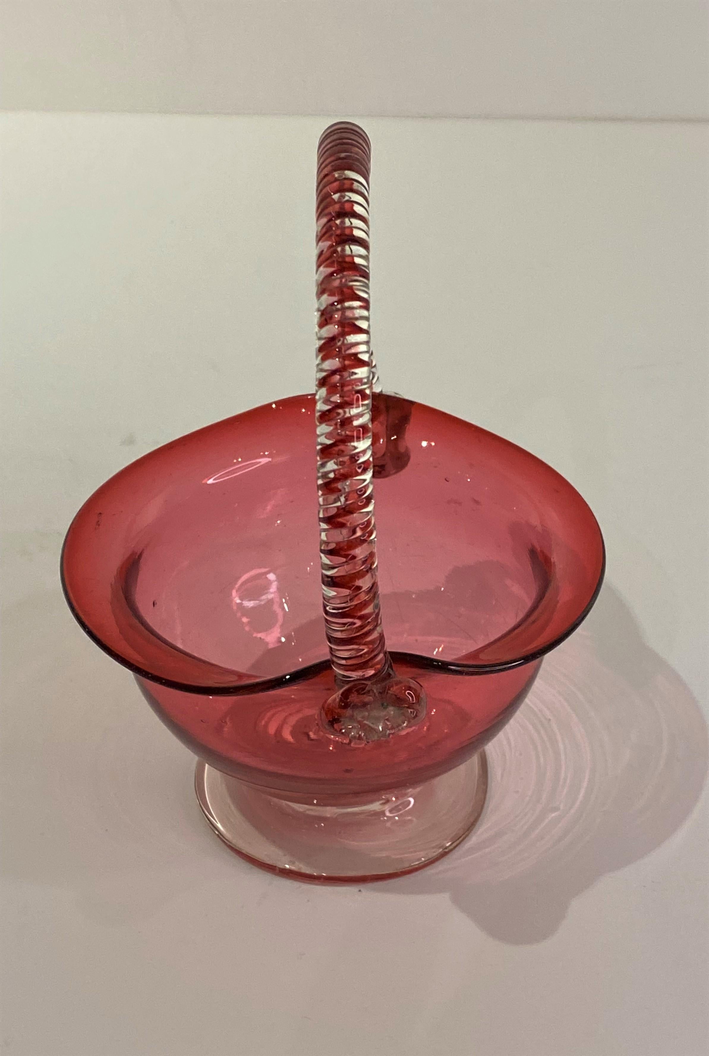 Cestino vittoriano del XIX secolo in vetro con mirtillo rosso e manico a spirale dall'Inghilterra In condizioni buone in vendita a North Salem, NY