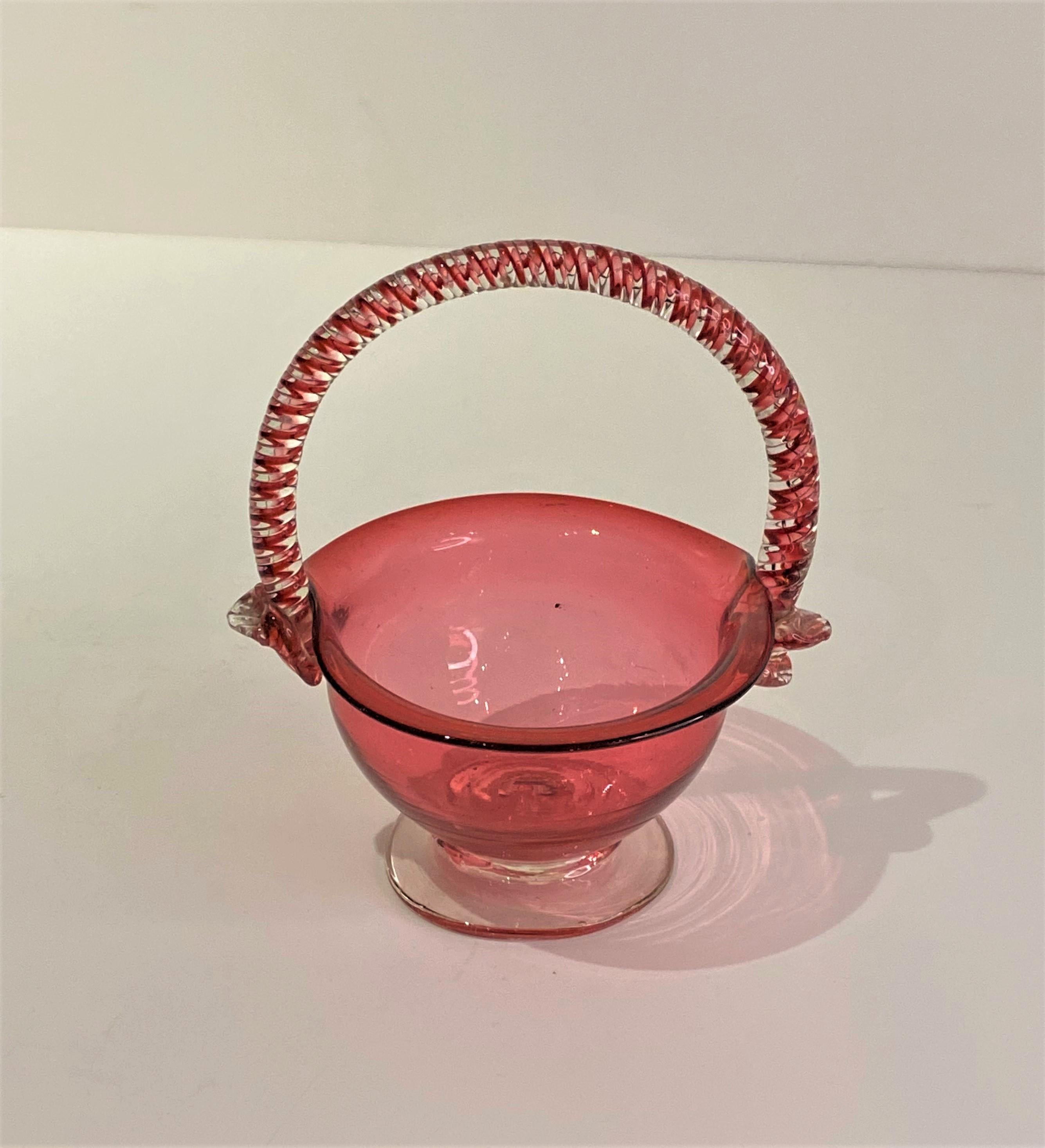 Cestino vittoriano del XIX secolo in vetro con mirtillo rosso e manico a spirale dall'Inghilterra in vendita 1